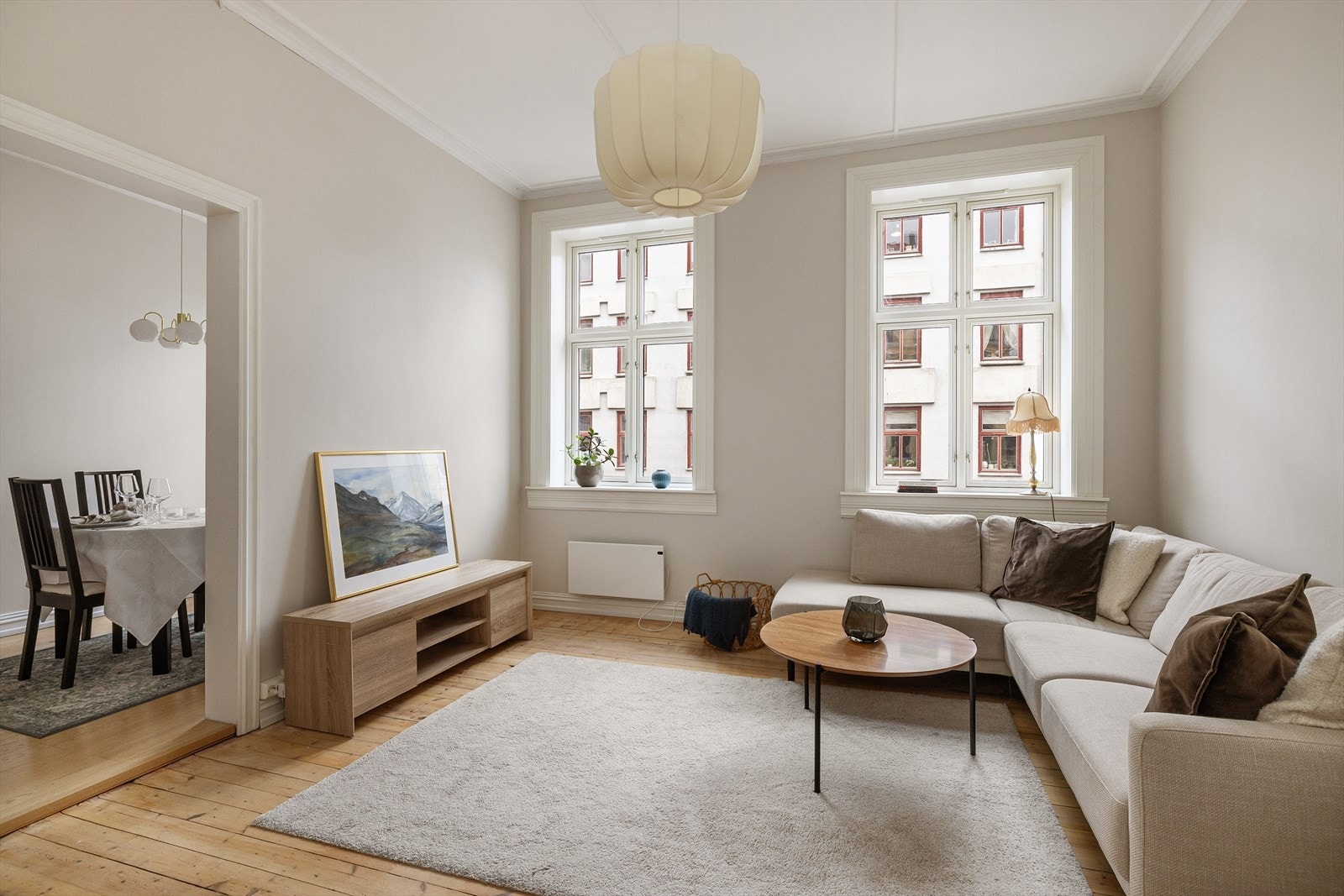 Leiligheten er klassisk, svært sjarmerende, med flotte detaljer, proporsjoner og generøs takhøyde. Galleribilde