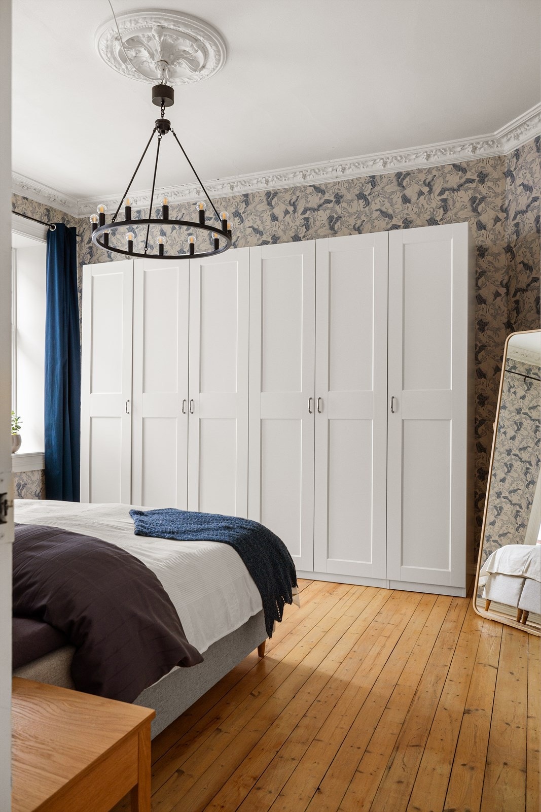 Hovedsoverommet har pent ivaretatte detaljer som stukkatur, rosett og originalt tregulv. Galleribilde