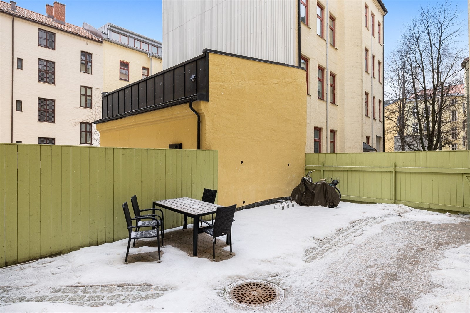 Bakgården har blitt oppusset. På sommerstid settes det ut diverse beplantning i bakgården. Galleribilde