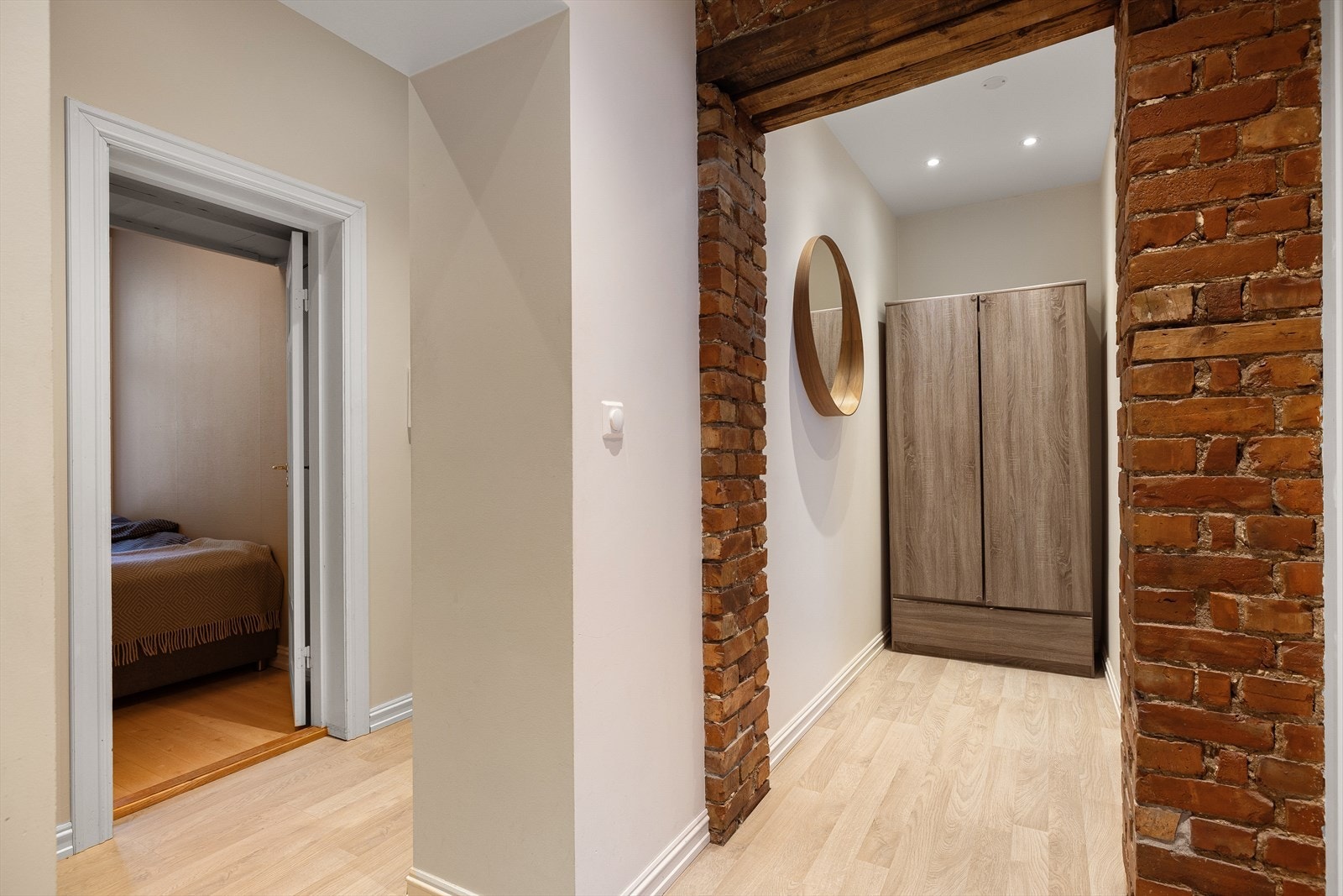 Boligen har pene og velholdte detaljer som synlig teglstein som er tatt frem i gangen. Galleribilde