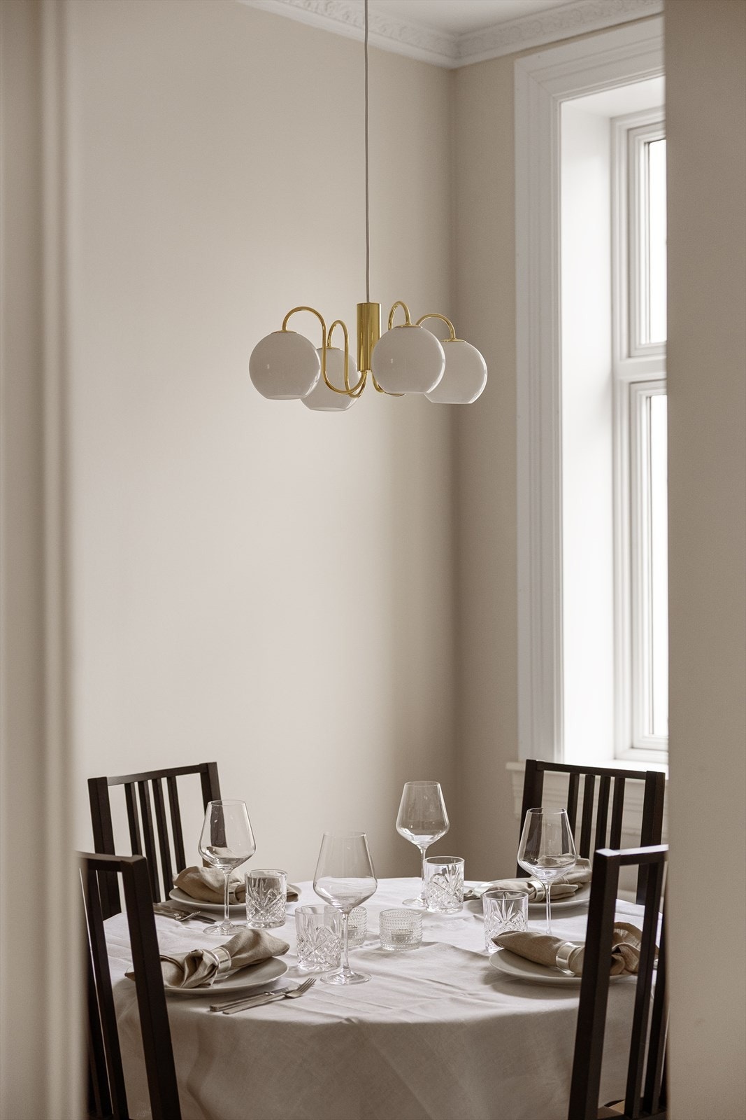 Fra leilighetens stue har man videre adkomst til leilighetens spisestue. Galleribilde