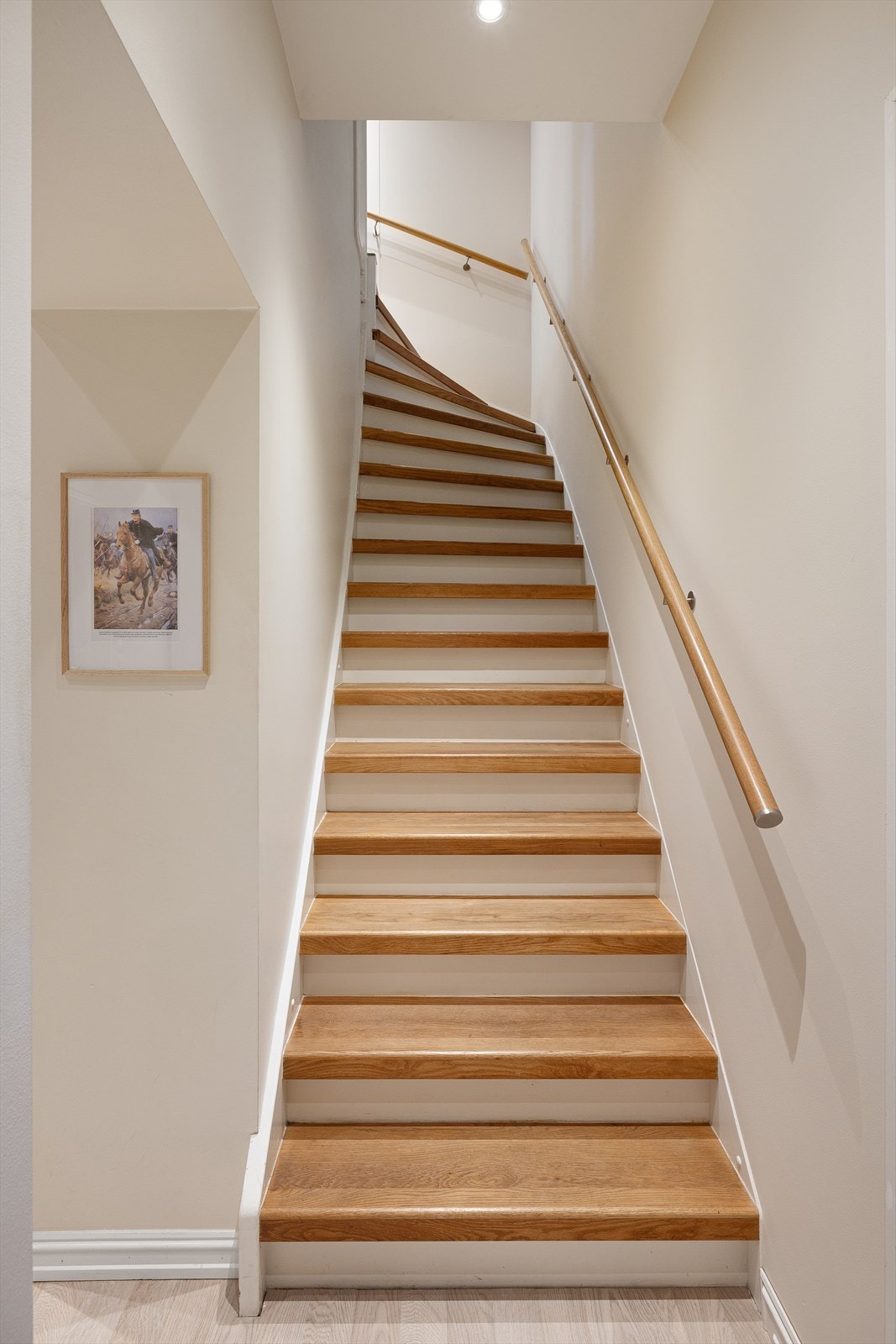 Stilrent trappeløp med trappetrinn i heltre. Galleribilde