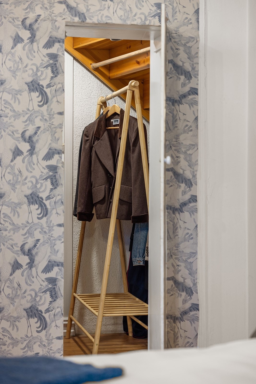 Fra hovedsoverommet er det laget en liten innerbod under trappeløpet. Galleribilde