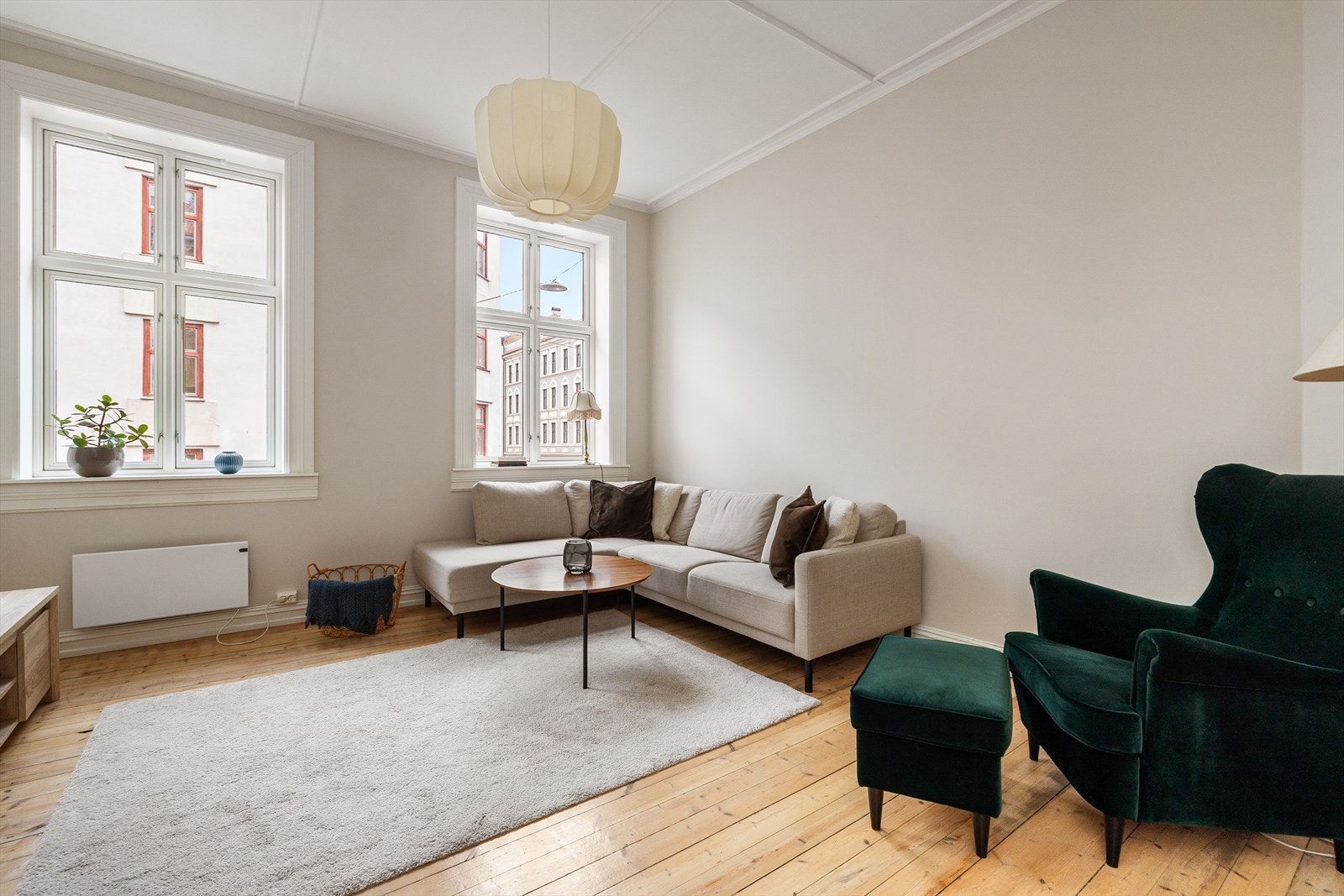 Leilighetens stue er av god størrelse med god plass til både sofagruppe og mediemøblement. Galleribilde