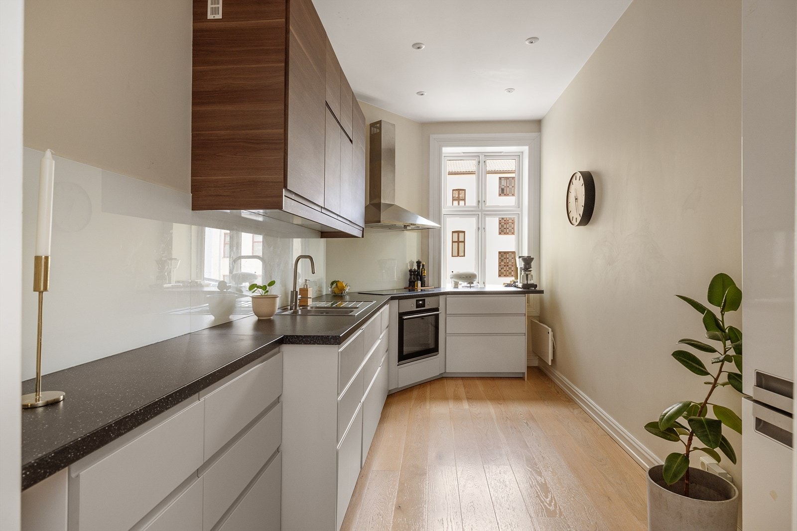 Tidløst og moderne kjøkken fra 2015. Galleribilde