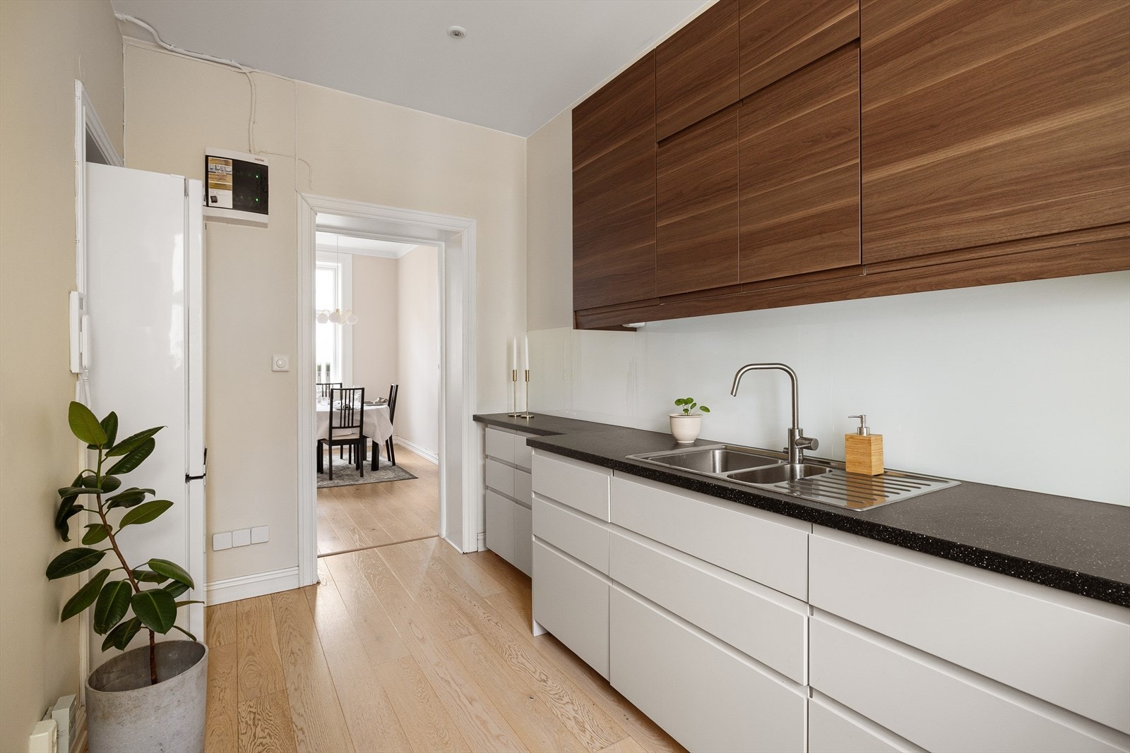 Hvitevarene på kjøkkenet medfølger i salget. Galleribilde