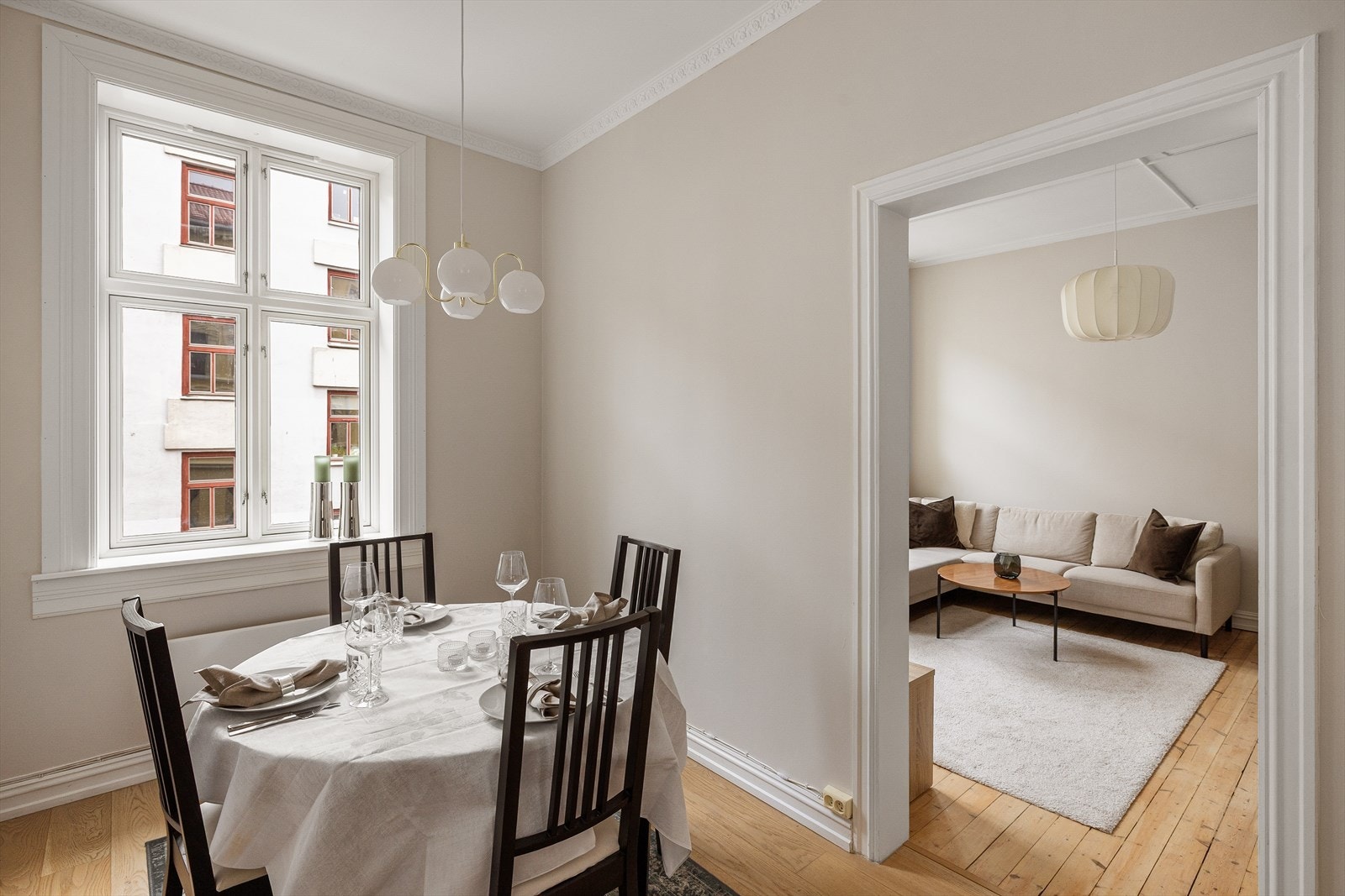 Spisestuen er av god størrelse med god plass til langbord. Også dette rommet er tidsriktig malt. Galleribilde