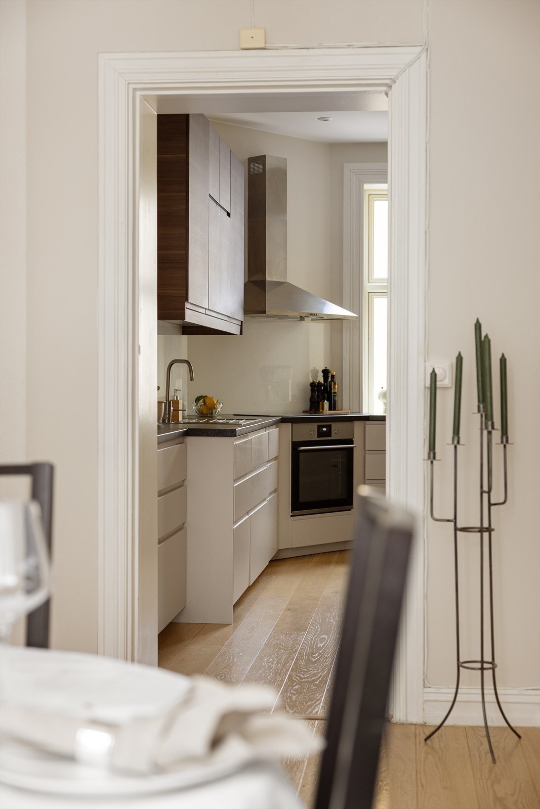 Fra spisestuen finner man veien videre til kjøkkenet. Galleribilde