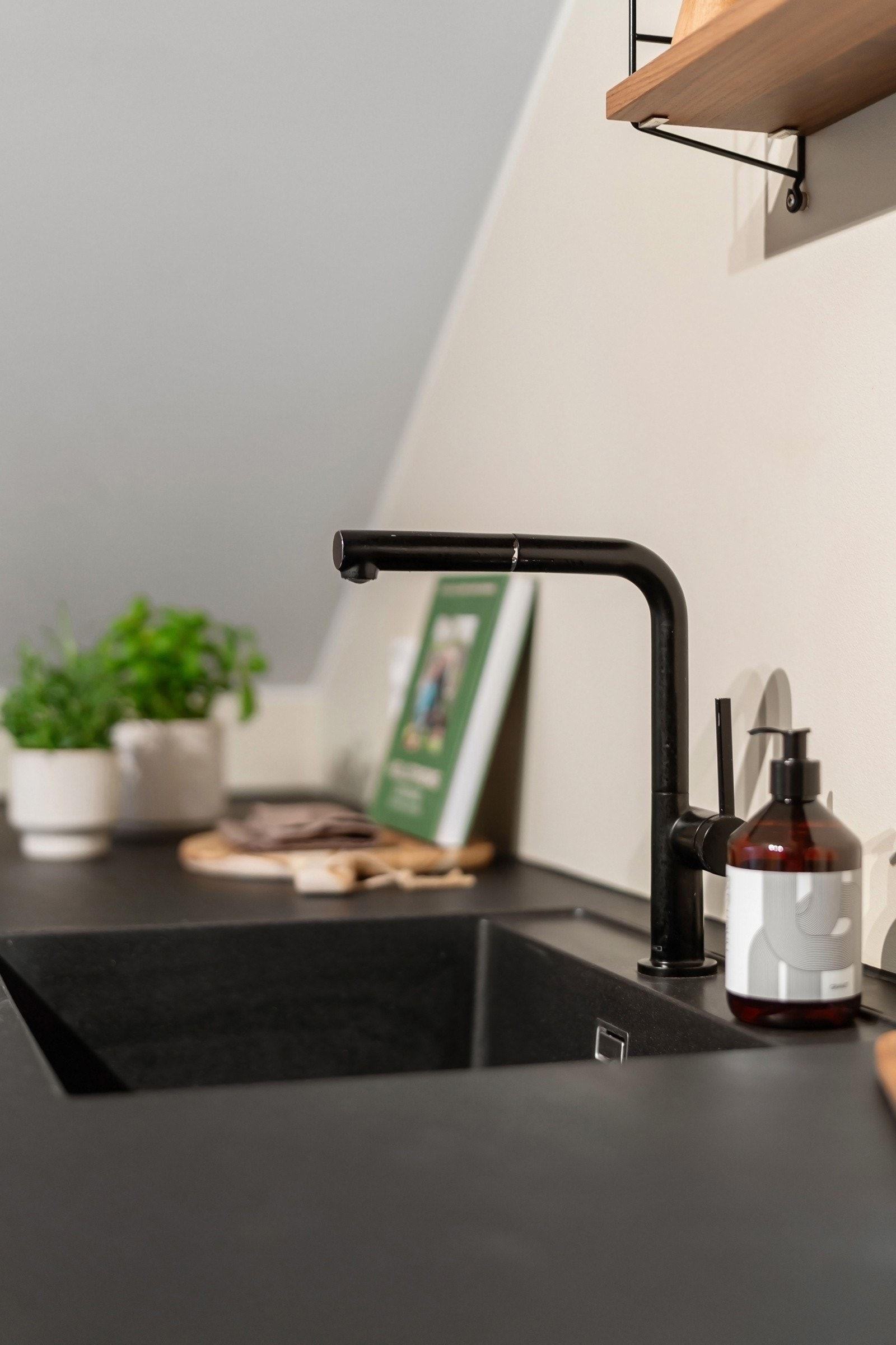 Innredningen er levert av Kvik og har mørke, finerte fronter kombinert med en koksgrå benkeplate med underlimt sort kum. Galleribilde