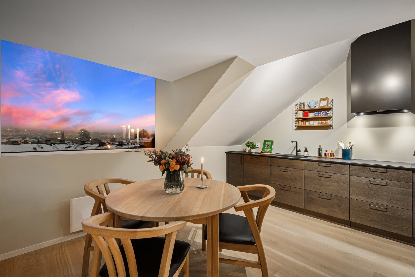 Kjøkkenet, som var nytt i 2022, har et smakfullt og tidsmessig design med gode benkeflater og rikelig med oppbevaringsplass. Galleribilde