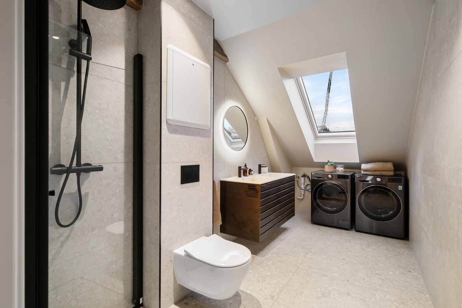 Badet var nytt i 2022, og fremstår som delikat og moderne. Innfelte LED-downlights med dimmer, store fliser i serien Pietre di paragone gré på veggene og matchende fliser på gulv med gulvvarme. Dusjhjørne med innfellbare glassdører fra VikingBad. Galleribilde