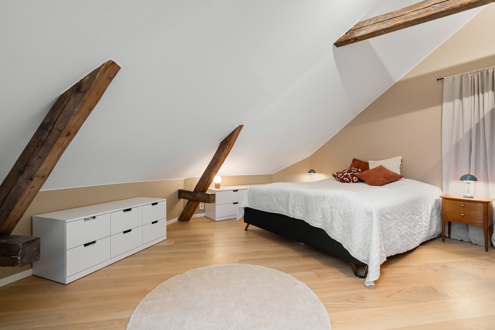 Stort hovedsoverom med plass til bred dobbelseng, nattbord, kontorpult og garderobeløsninger. Galleribilde