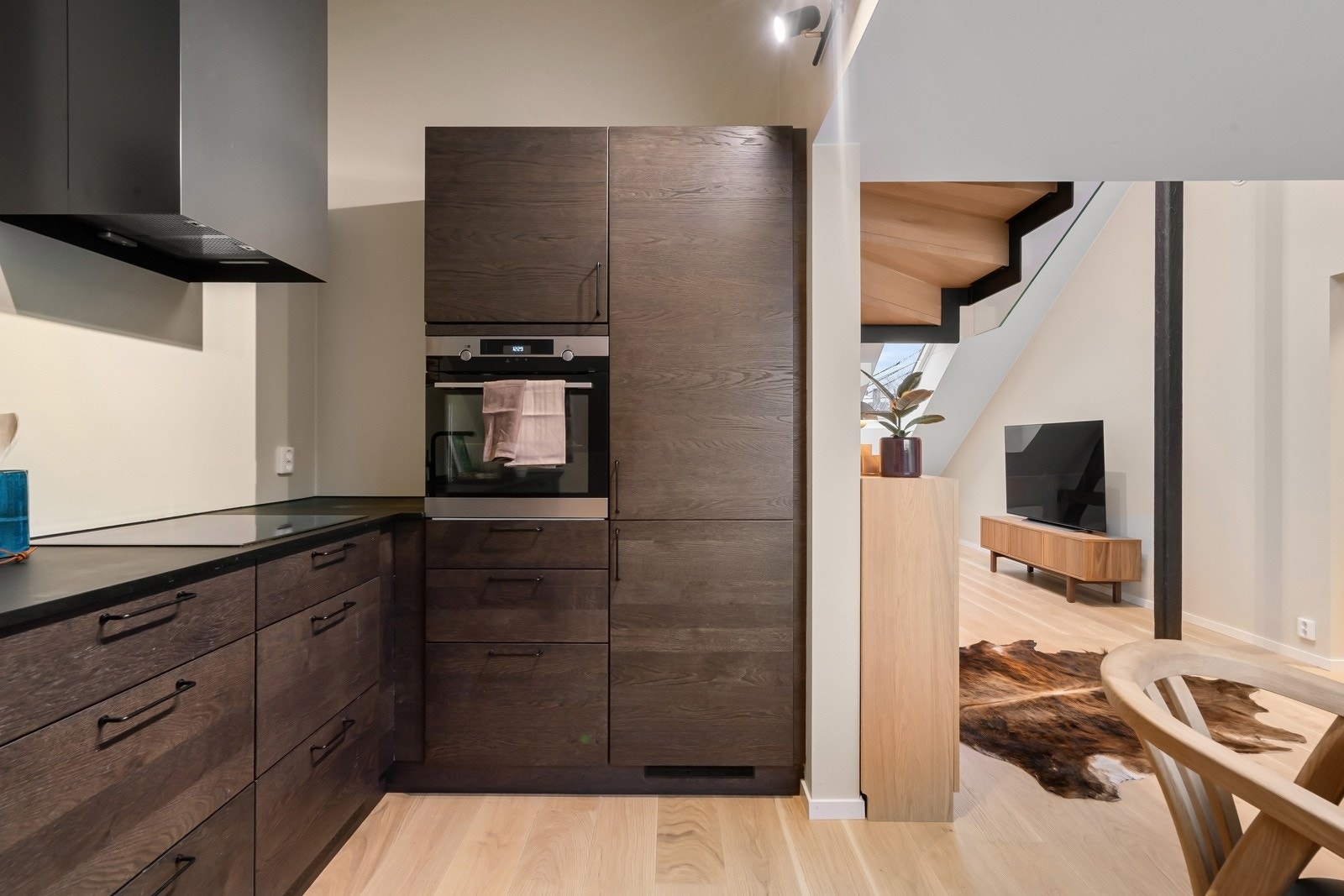 Videre er kjøkkenet utstyrt med integrerte hvitevarer, herunder oppvaskmaskin, kjøl-/fryseskap, stekeovn og induksjonstopp, samt ventilator, benkestikk og integrert komfyrvakt (MicroSense) med trådløs sensor og automatisk strømkutt for økt brannsikkerhet. Galleribilde