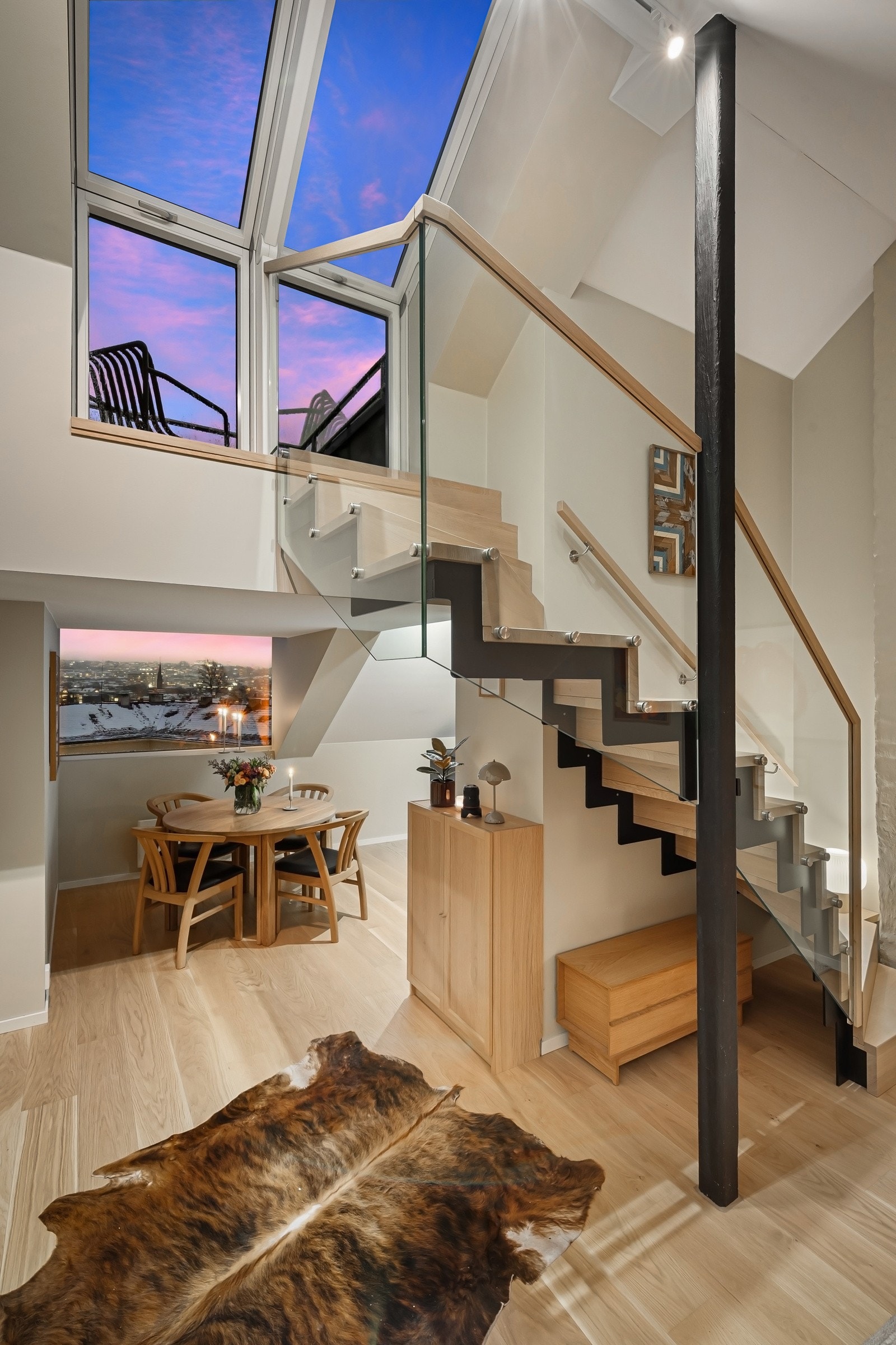 Store vindusflater sørger for gode lysforhold og romfølelse. Galleribilde