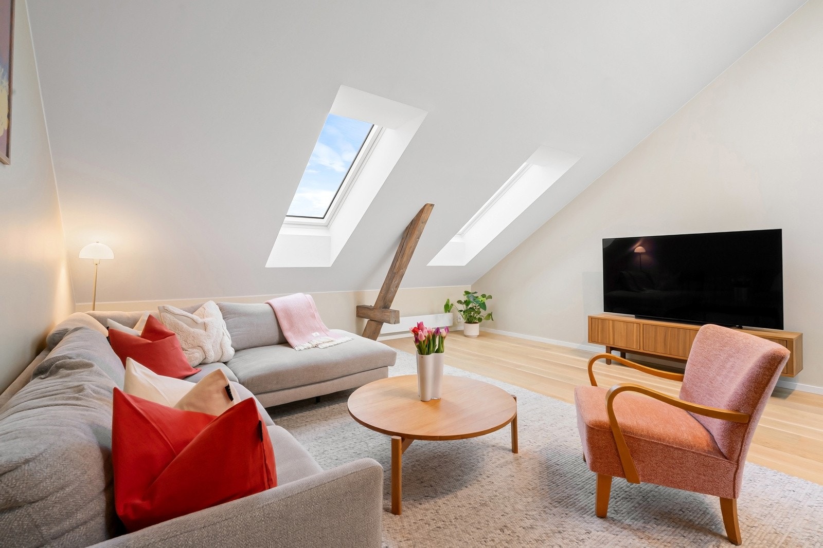 Dagslys slipper inn via store Velux takvinduer. Galleribilde