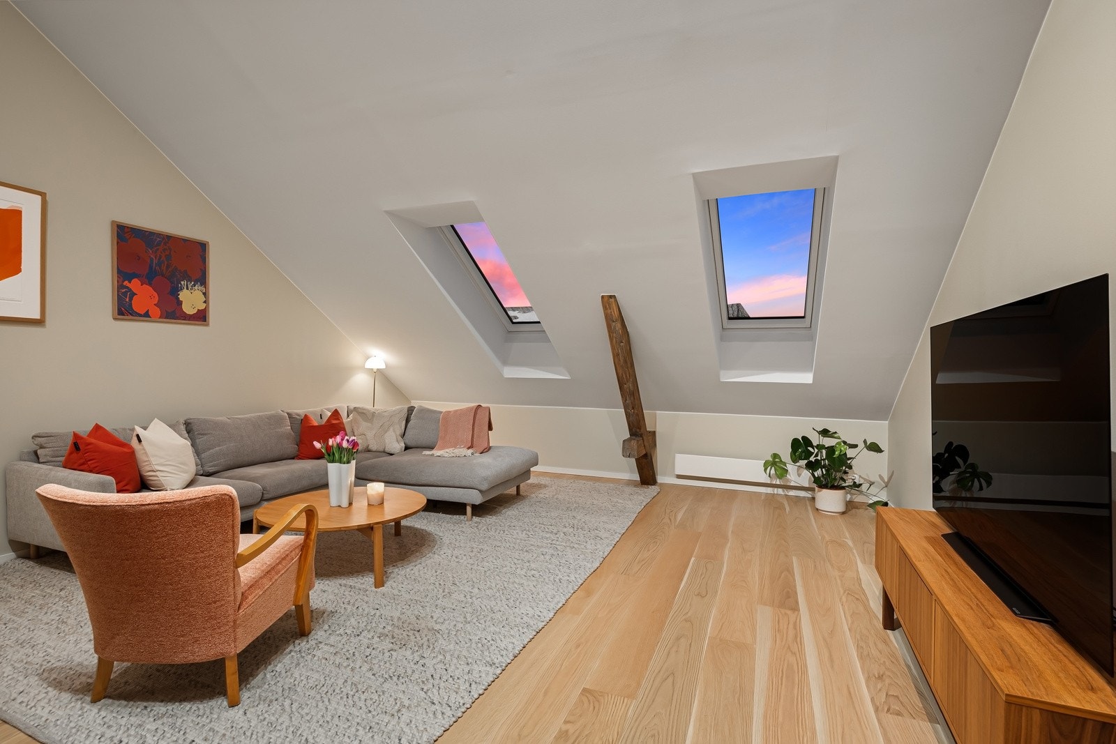 De beige veggene fremhever det gylne eikeparkettgulvet av typen Eik Harmoni. Galleribilde