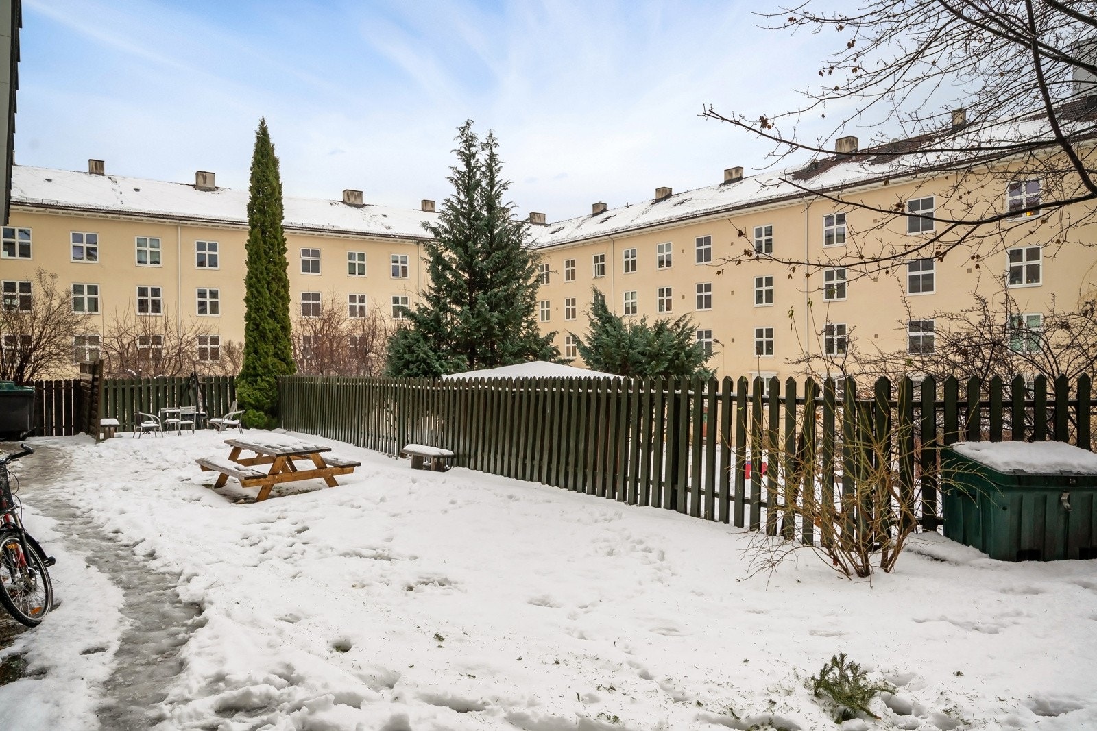 Bakgården er lun og usjenert med hellelagte arealer, plen og noe beplanting. Her er det sykkelparkering, samt en uteplass med sittegruppe til felles anvendelse. Galleribilde