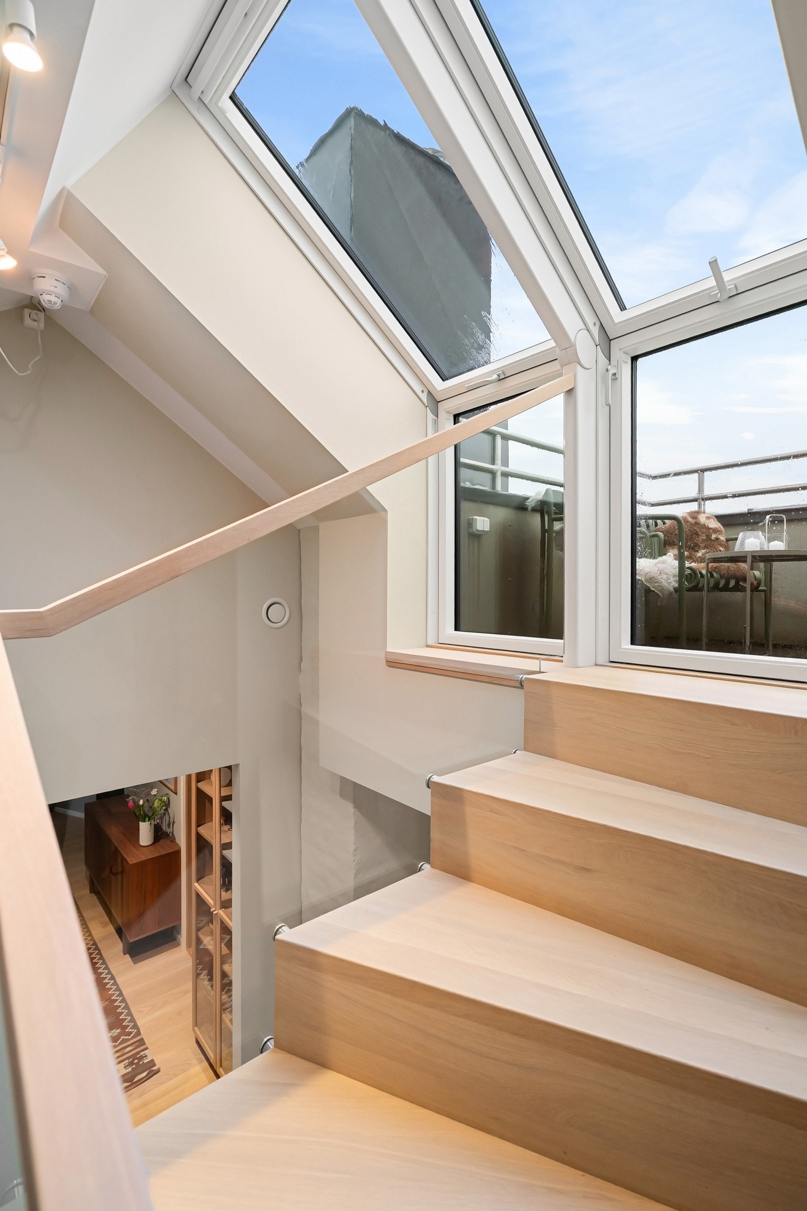 Naturlig overlys kommer fra den åpne løsningen opp mot takterrassen, og ytterligere dagslys slipper inn via store Velux takvinduer. Galleribilde