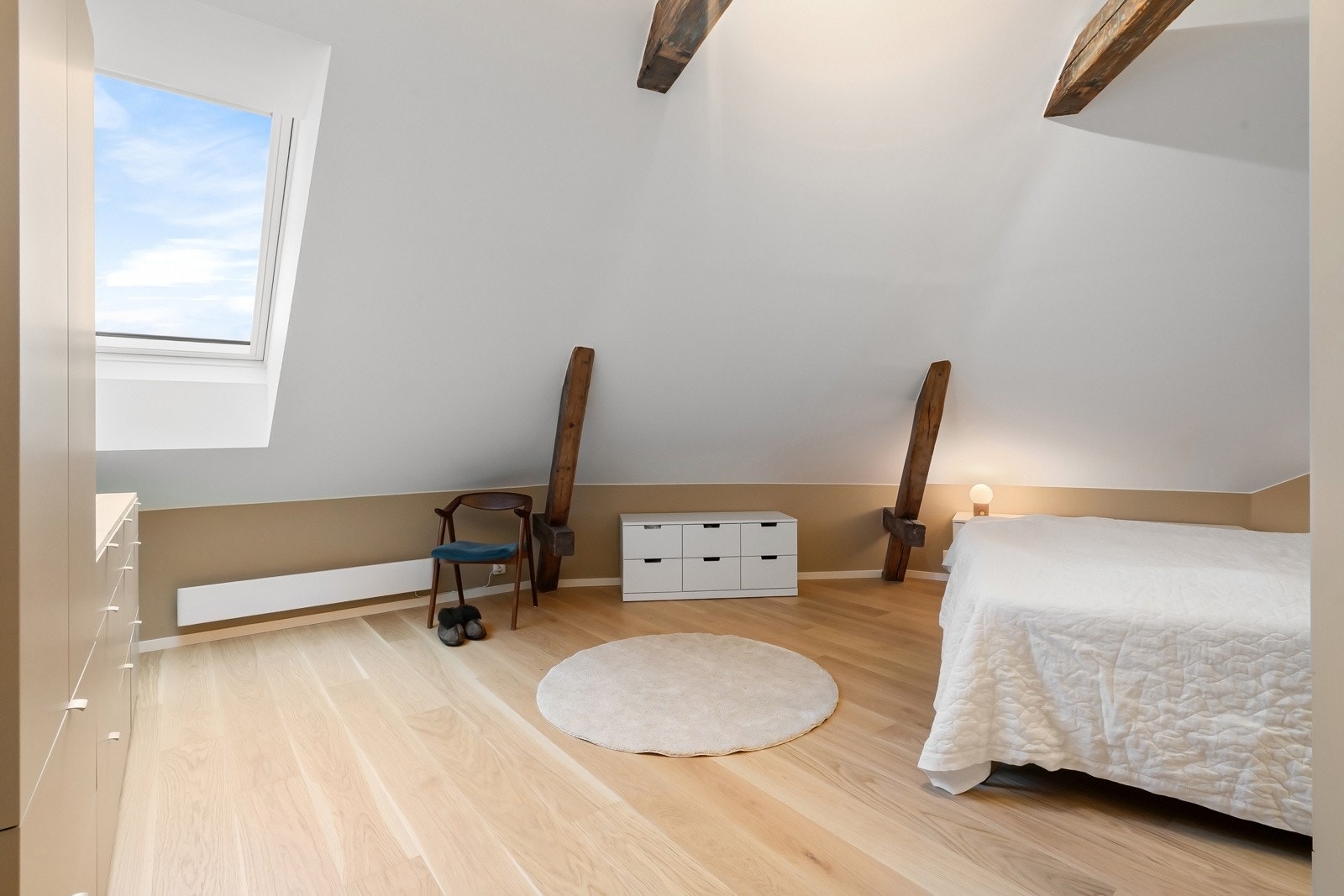 Leiligheten har tre pene soverom, alle med Velux takvinduer som sørger for rikelig med naturlig lys. Alle soverom er også utstyrt med solskjerming. Galleribilde