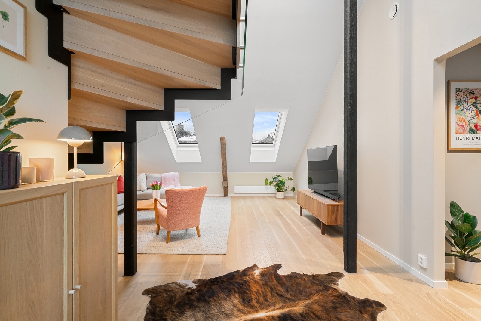 Leiligheten stod ferdig i 2022, og er utviklet av velrenommerte Sequoia. Her har arkitekter og fagfolk gått sammen og skapt et moderne hjem hvor ingenting er overlatt til tilfeldighetene. Galleribilde