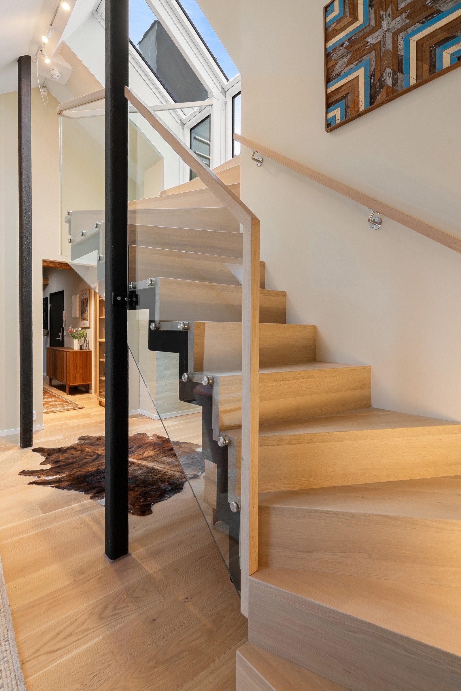 Den massive tretrappen opp til takterrassen har tette trinn og rekkverk i glass. Galleribilde