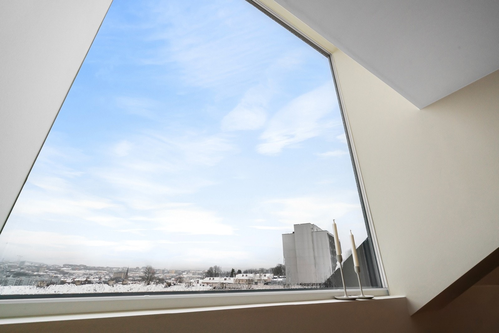 Et ekstra høyt vindu som strekker seg over taklinjen gir kjøkkenet en imponerende romfølelse og rikelig med dagslys. Galleribilde