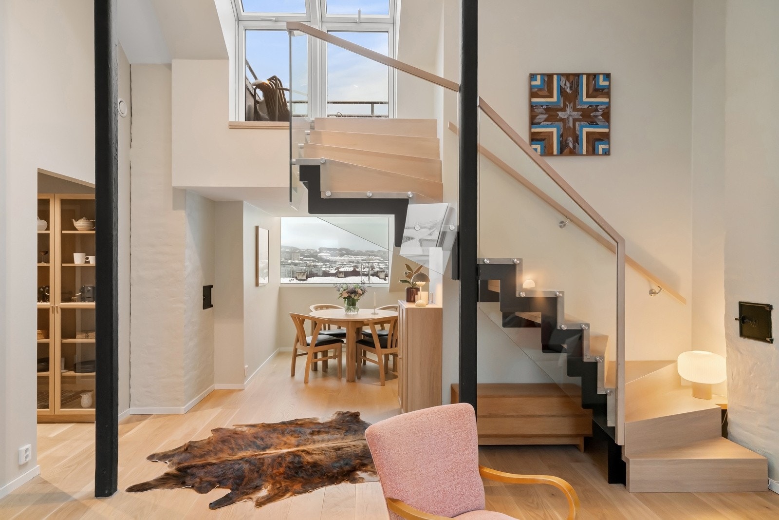 Fra allrommet som utgjør stue og kjøkkenet går det en flott, solid heltretrapp opp til den private takterrassen. Mulighet for montering av peis/ildsted både ved stuen og ved kjøkkenet. Galleribilde