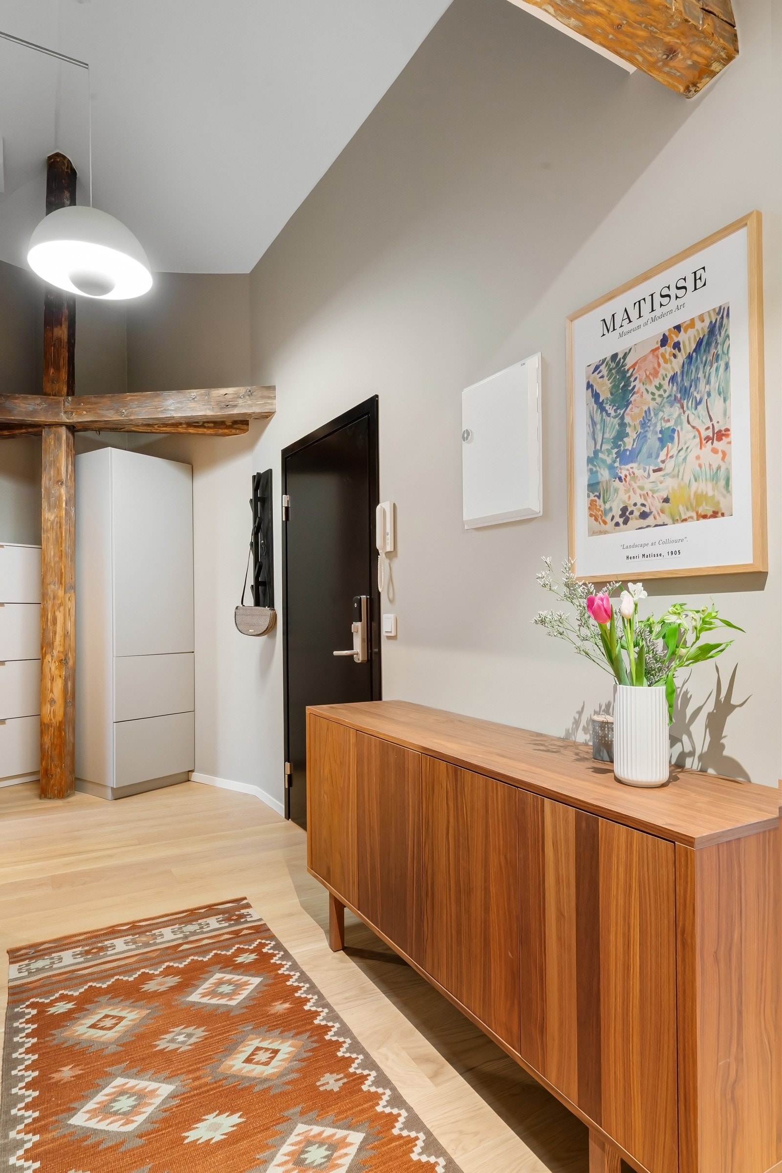 Yttertøyet ryddes bort i et garderobeskap levert av Kvik, og det er montert porttelefon/dørcalling av typen Siedle med åpner ved inngangsdøren. Galleribilde