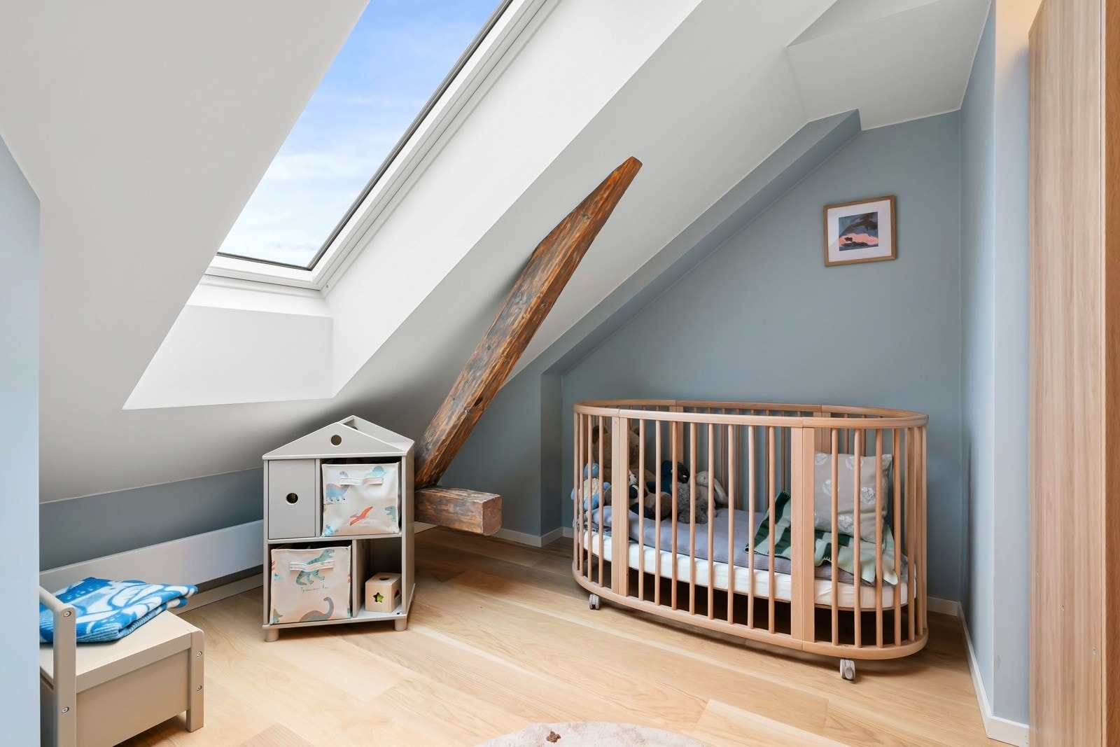 Det tredje soverommet har også Velux-takvindu og er malt i tidsriktige farger som harmonerer fint med eikeparkettgulvet. De synlige, mørke bjelkene gir rommet et særpreg og tilfører både karakter og sjarm. Galleribilde