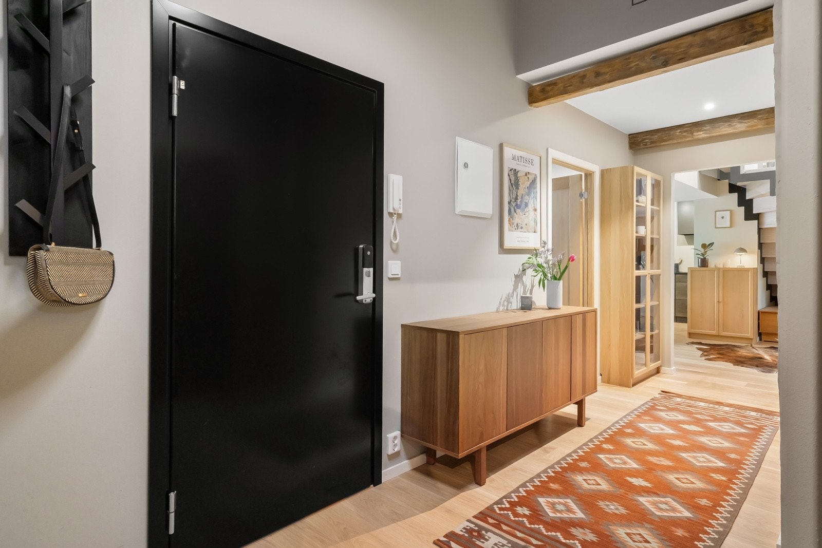 Inngangsdøren er en sikkerhetsdør av typen Daloc S43 med gode lyd-, brann- og innbruddsegenskaper, samt Yale Doorman. Galleribilde