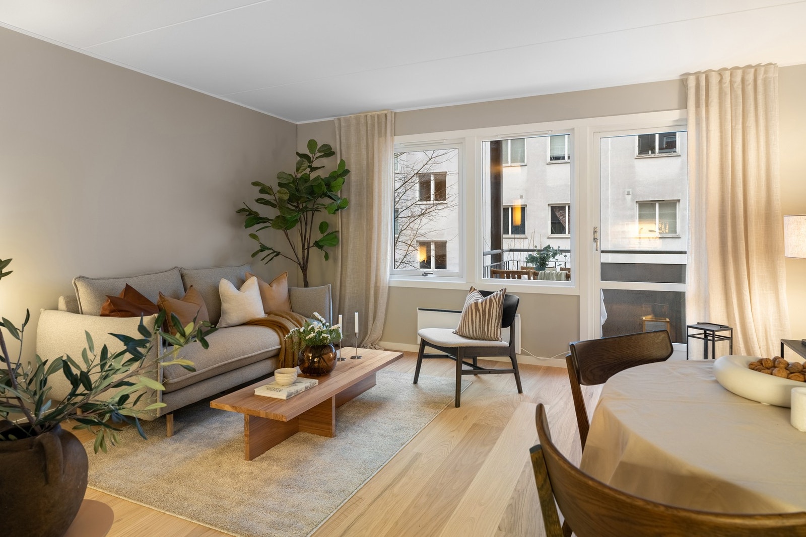 Romslig stue med plass til sofa og spisebord Galleribilde