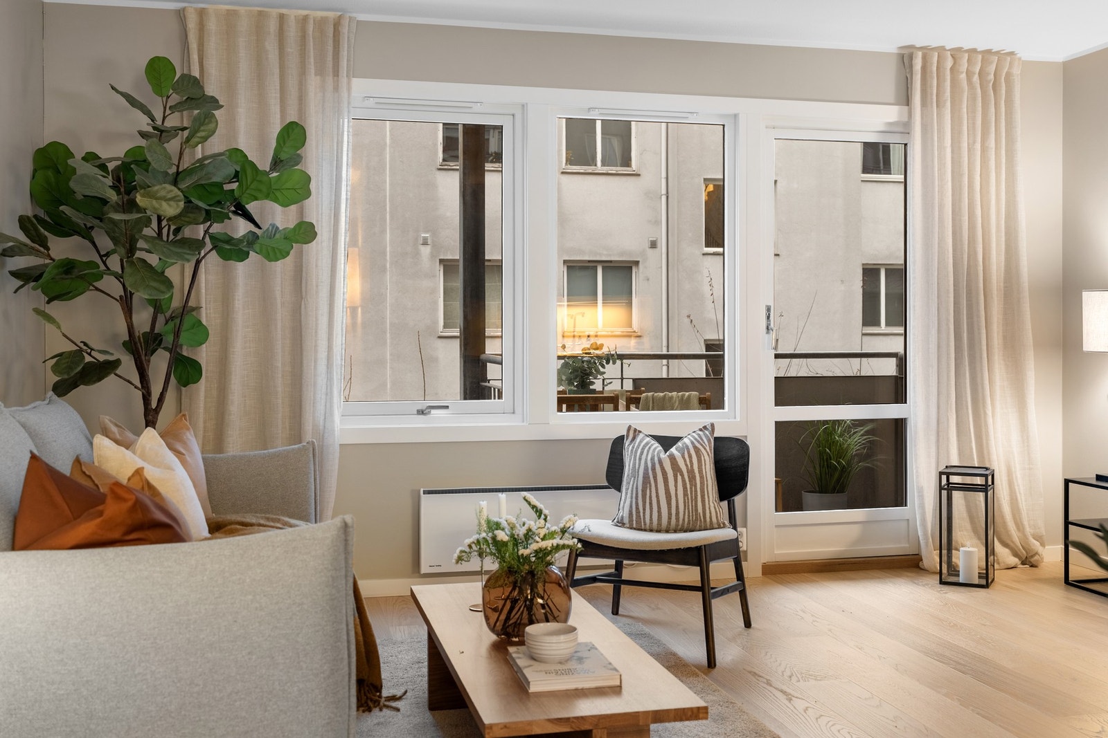 Store vindusflater som slipper inn godt med dagslys Galleribilde