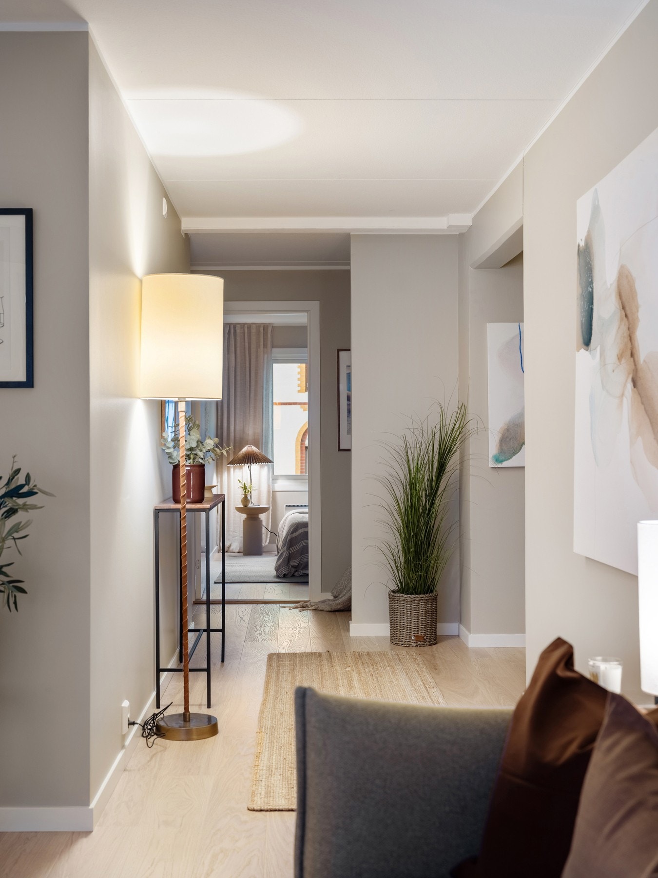 Gang mellom stue/kjøkken og soverommene Galleribilde