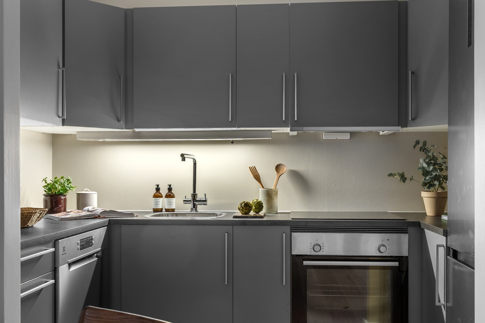 Nytt kjøkken fra HTH med grå fronter og mørk benkeplate Galleribilde