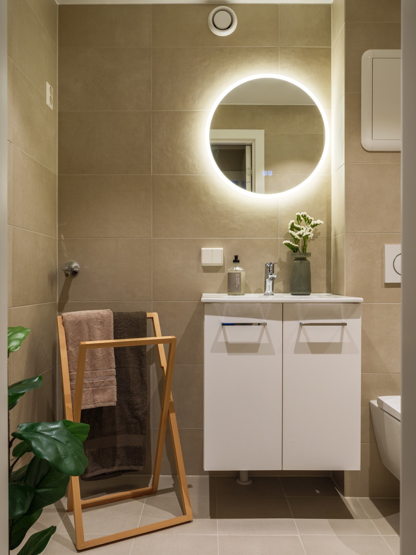 Baderomsinnredning og speil med LED-lys Galleribilde