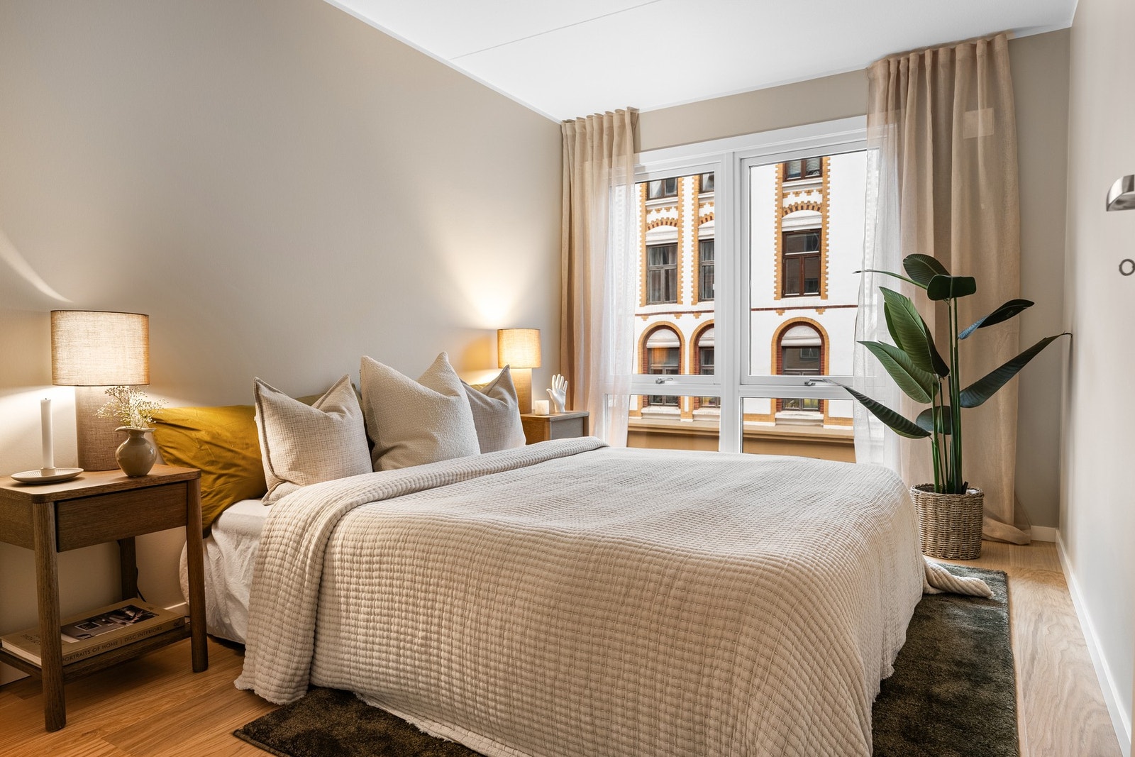 Hovedsoverom med plass til stor seng og garderobeskap Galleribilde