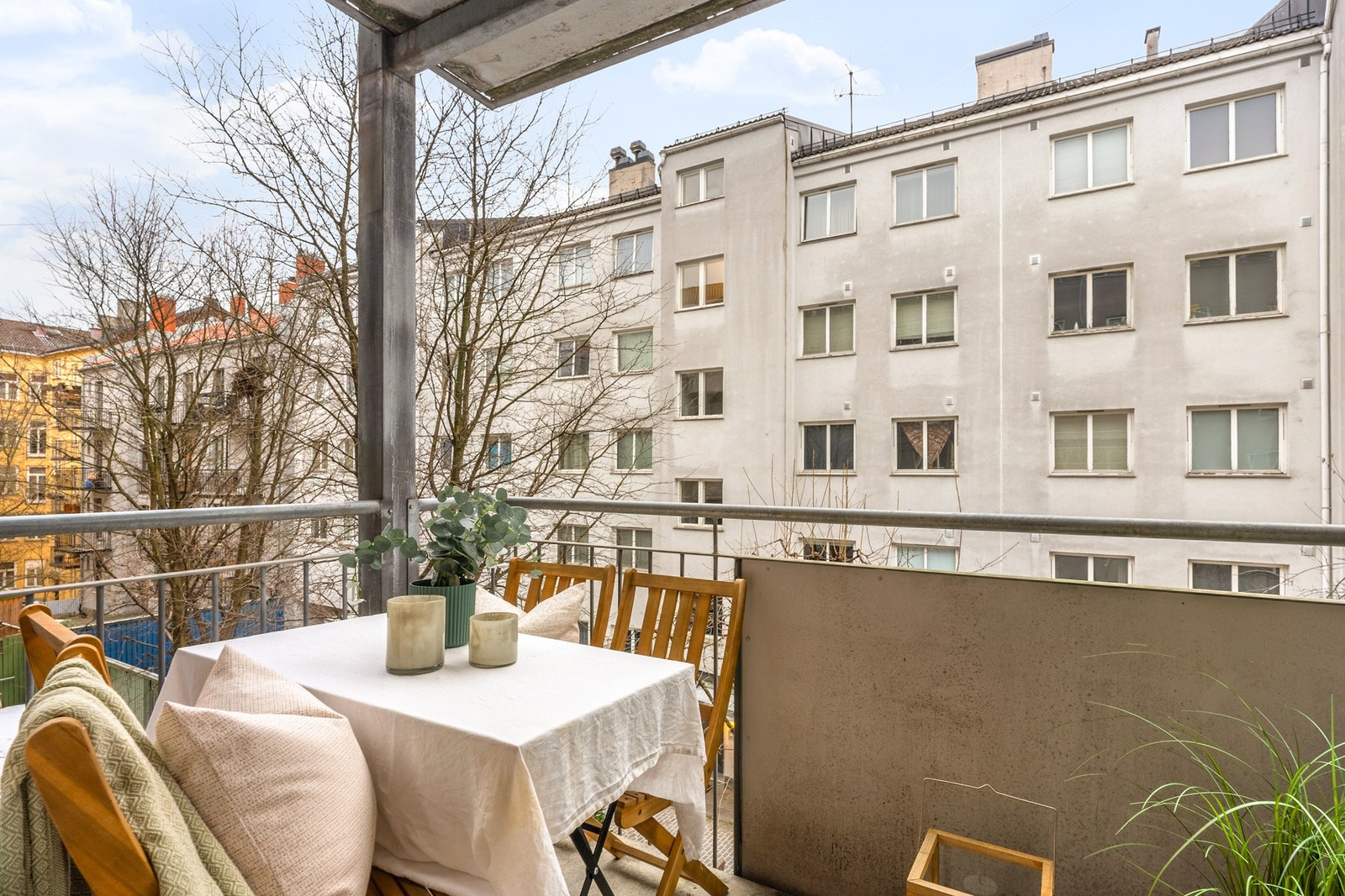 Vestvendt balkong på 4 kvm mot bakgård Galleribilde