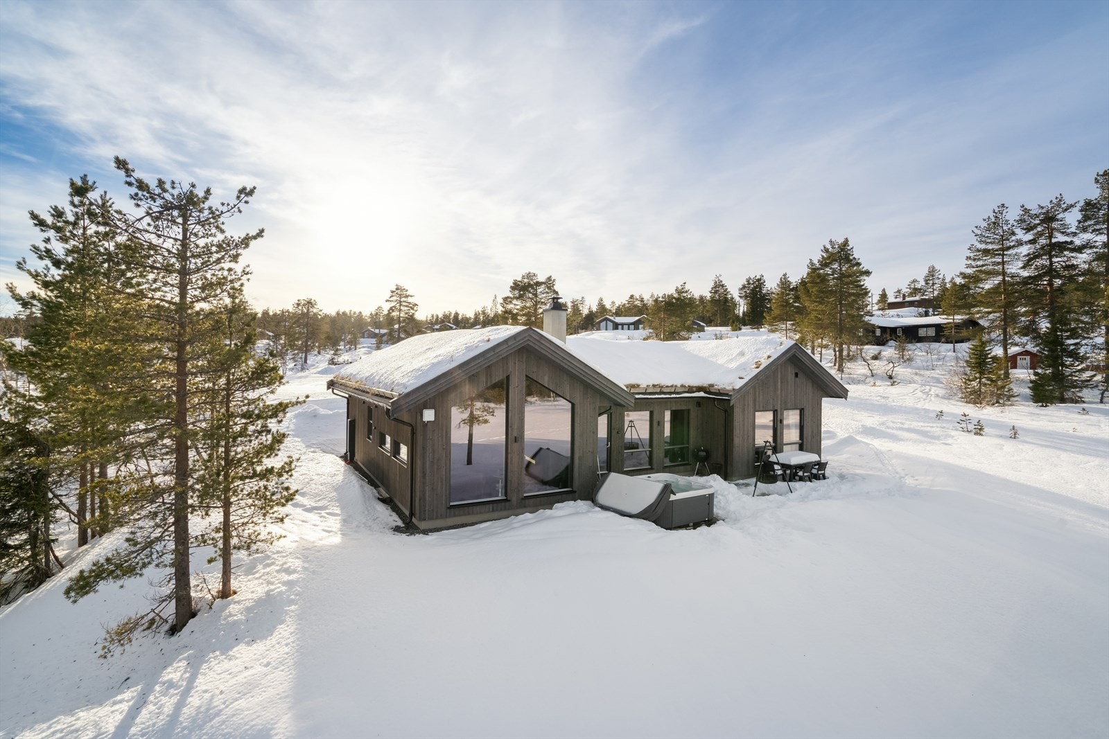 Dette er en moderne hytte med store vindusflater. Galleribilde