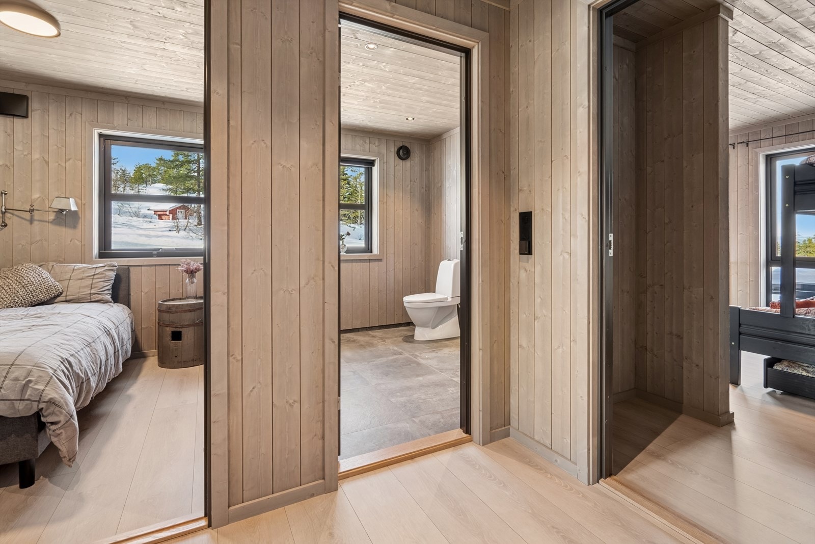 Praktisk gang innenfor kjøkkenet med tilgang til 3 soverom, bad og vaskerom. Galleribilde