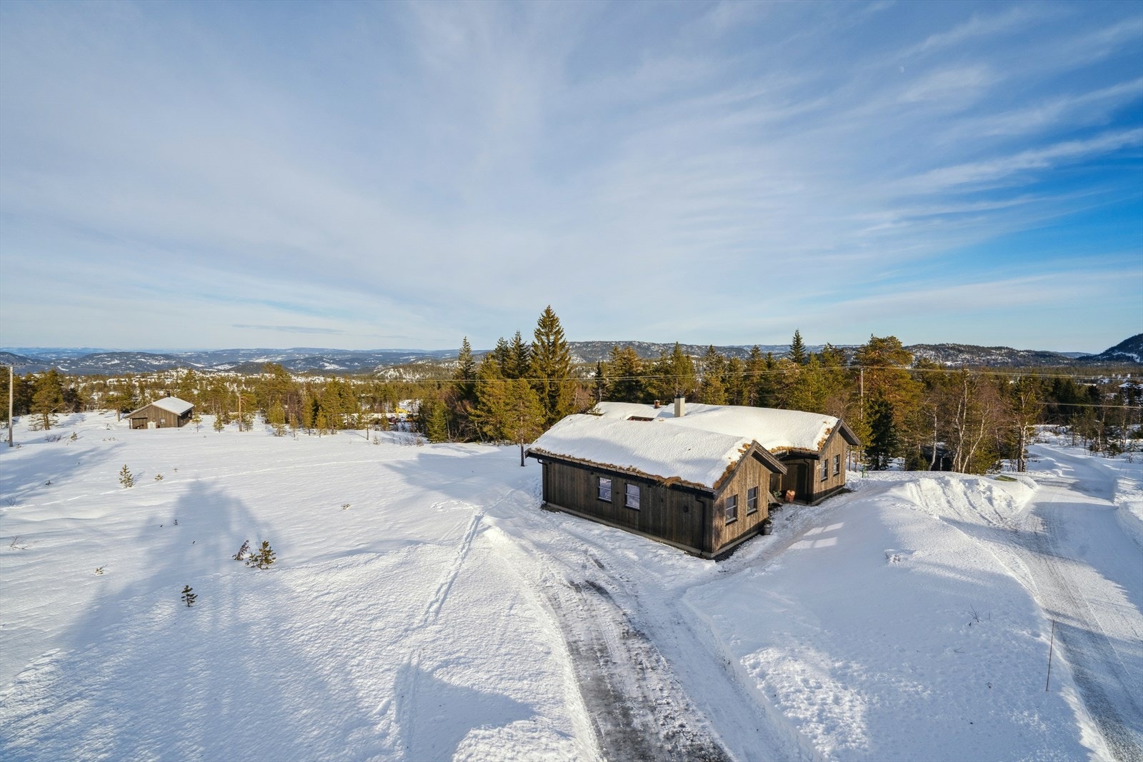 Hytta ligger flott til med god plass mellom hyttene. Galleribilde