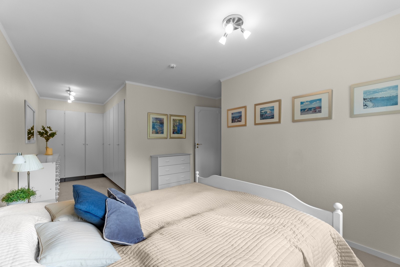 Hovedsoverommet er romslig, med god plass til en stor seng og tilpassede oppbevaringsløsninger, og gir en rolig og komfortabel soveopplevelse Galleribilde