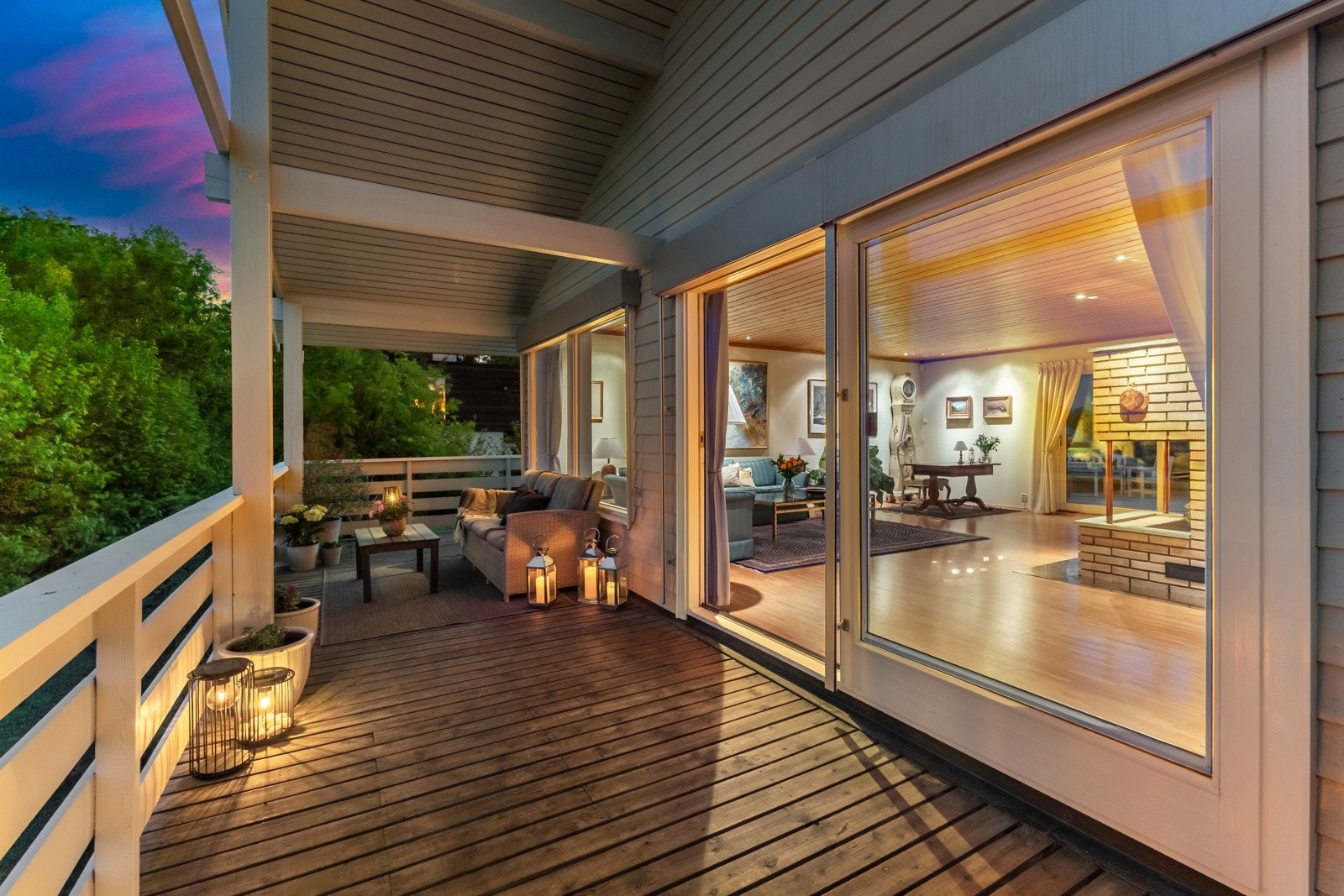 Verandaen gir deg muligheten til å sitte skjermet under tak, perfekt for å nyte utendørslivet uansett vær Galleribilde