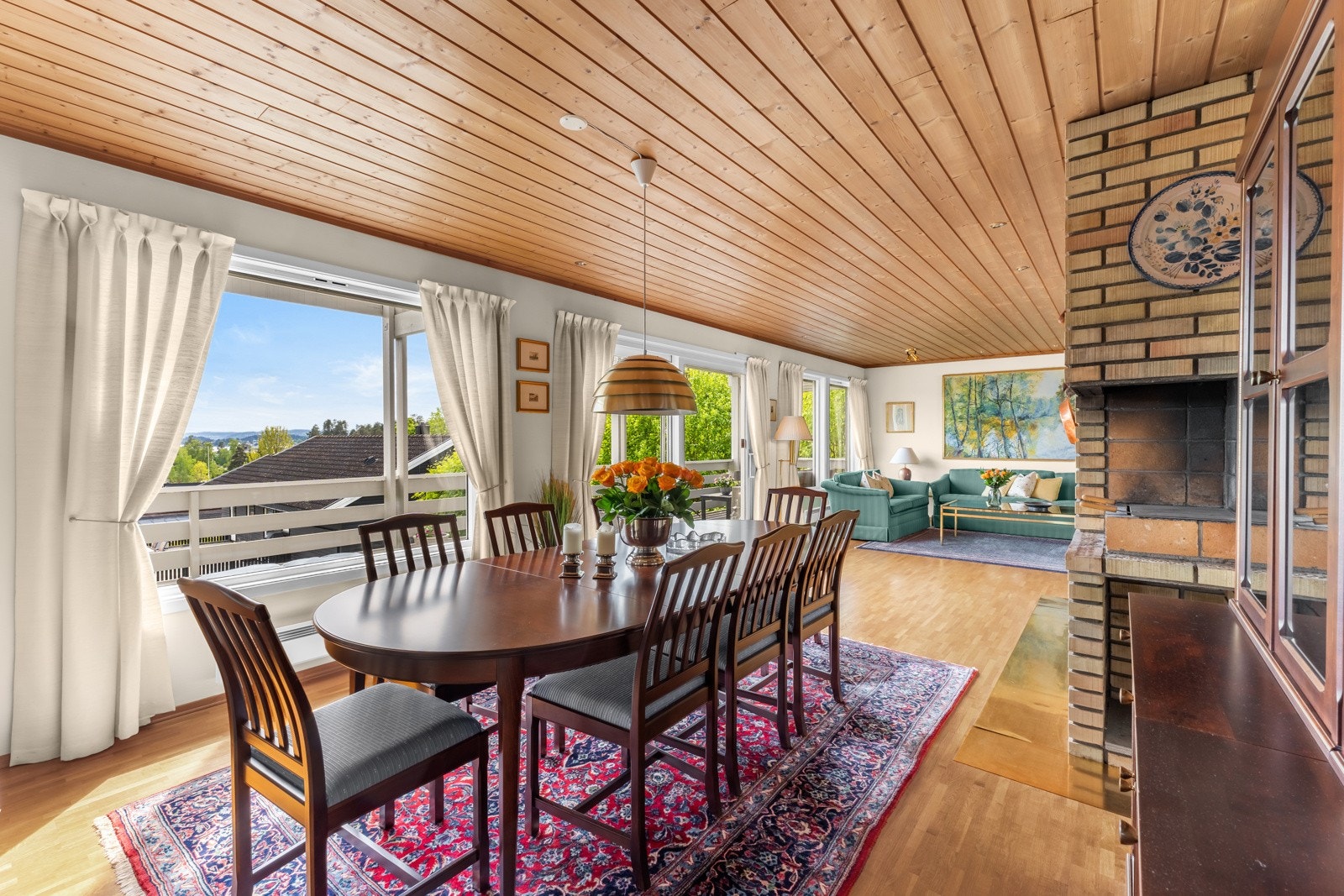 Skyvedøren skaper en elegant og sømløs overgang fra spisestuen til verandaen, og fungerer som en naturlig forlengelse av stua Galleribilde