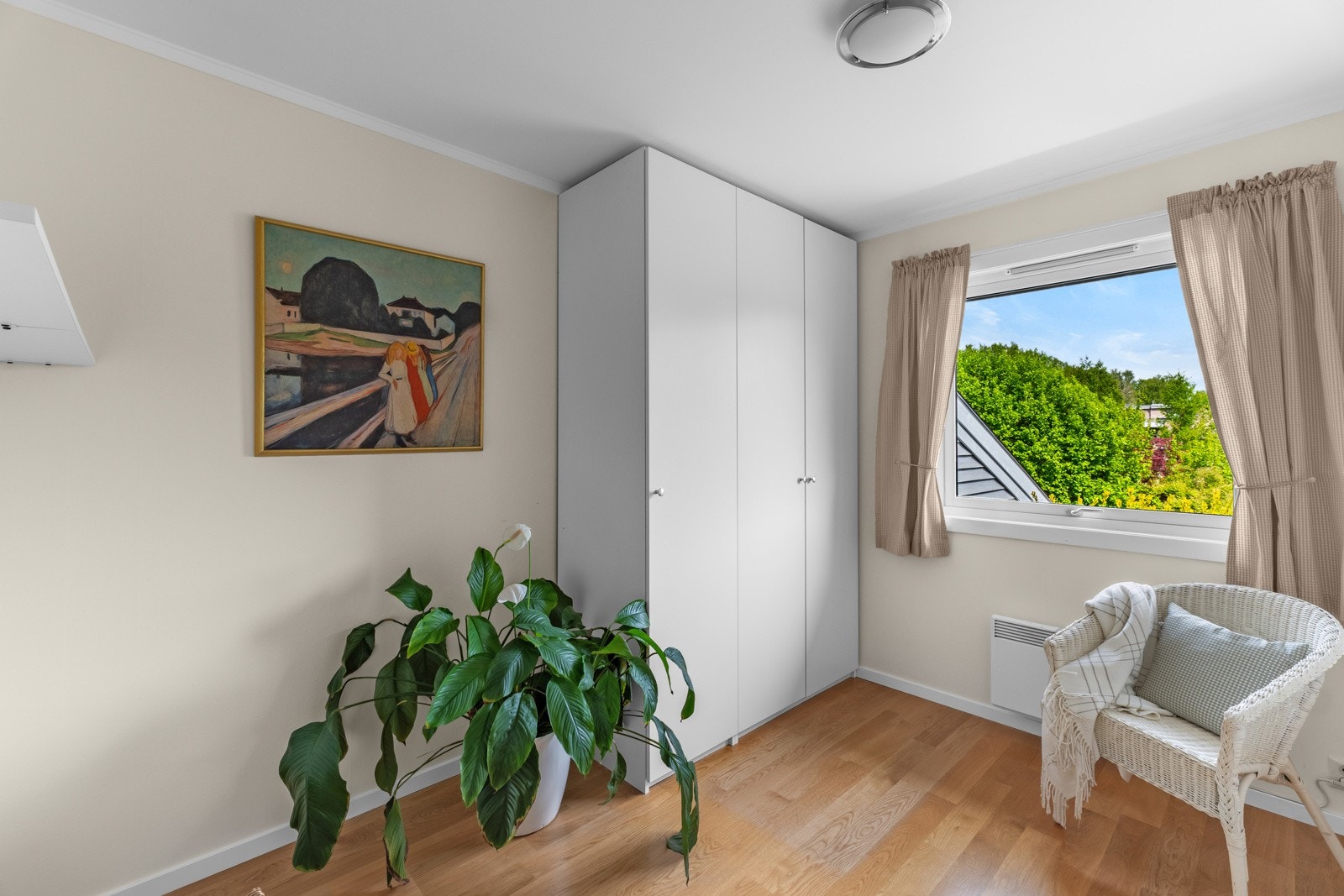 Praktiske soverom med god plass til både seng og garderobeløsning Galleribilde