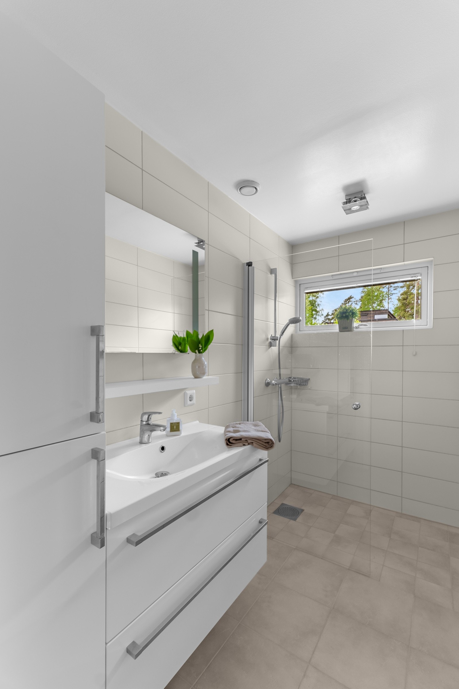 Delikat og funksjonelt dusjbad Galleribilde