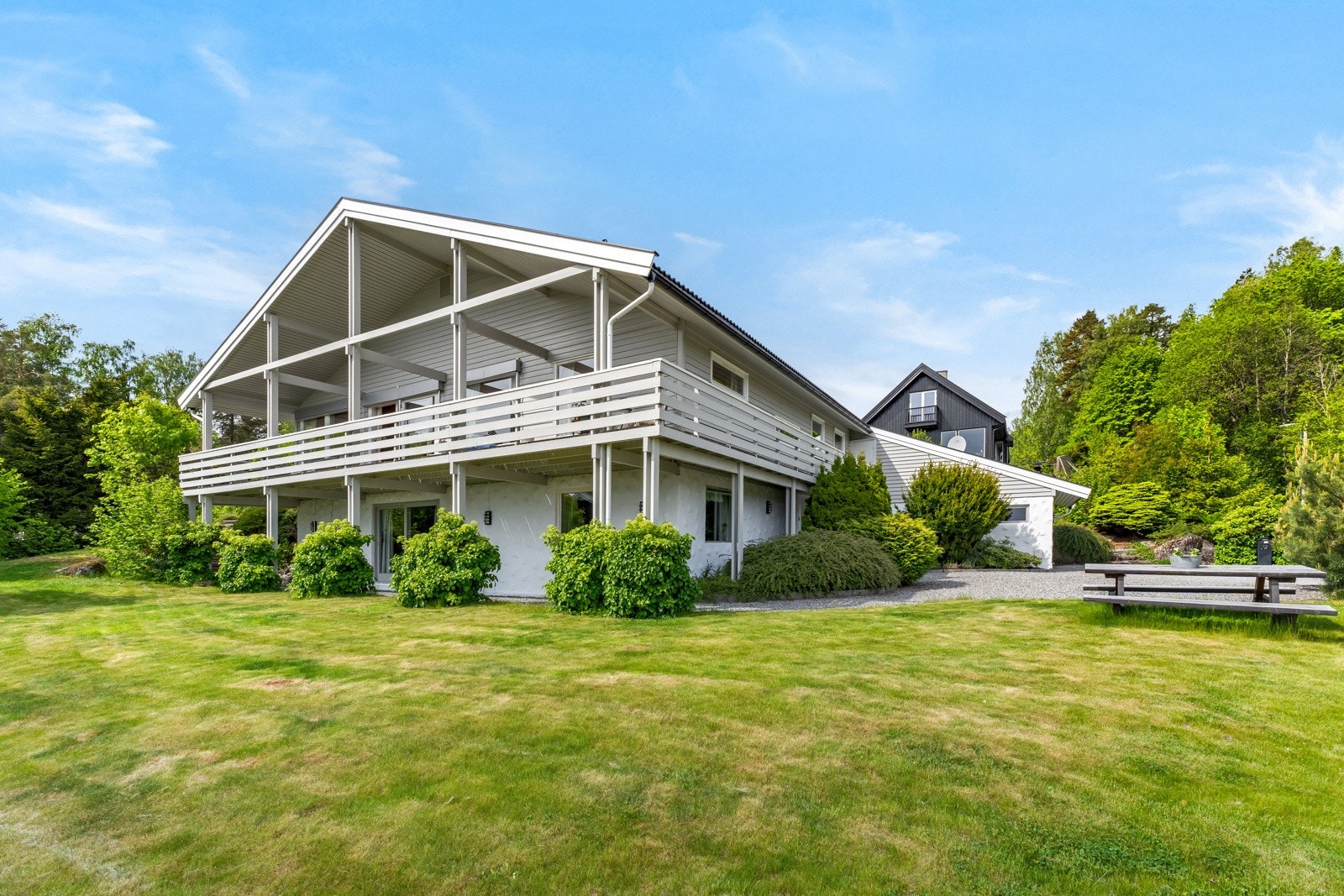 Boligen ligger flott til med romslig, grønn og tilbaketrukket tomt Galleribilde