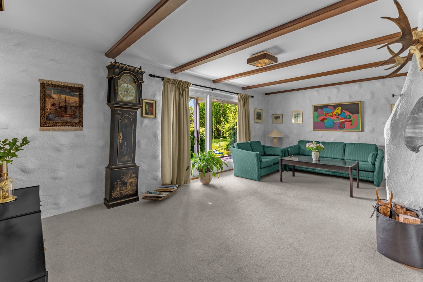 Skyvedør fra kjellerstuen åpner opp for sømløs overgang til hagen Galleribilde