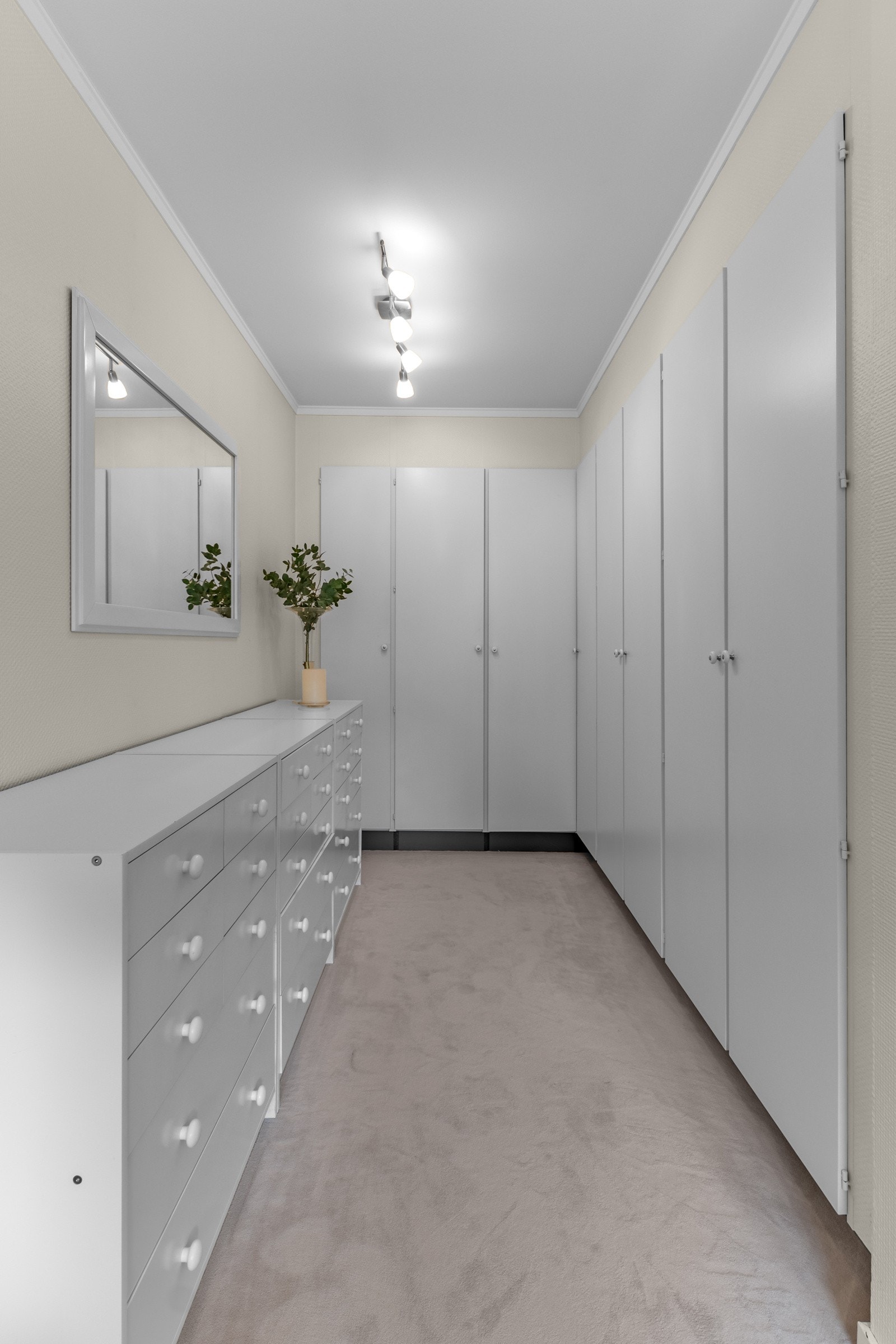 Skreddersydd oppbevaring med integrerte skap - funksjonelt og estetisk på samme tid Galleribilde