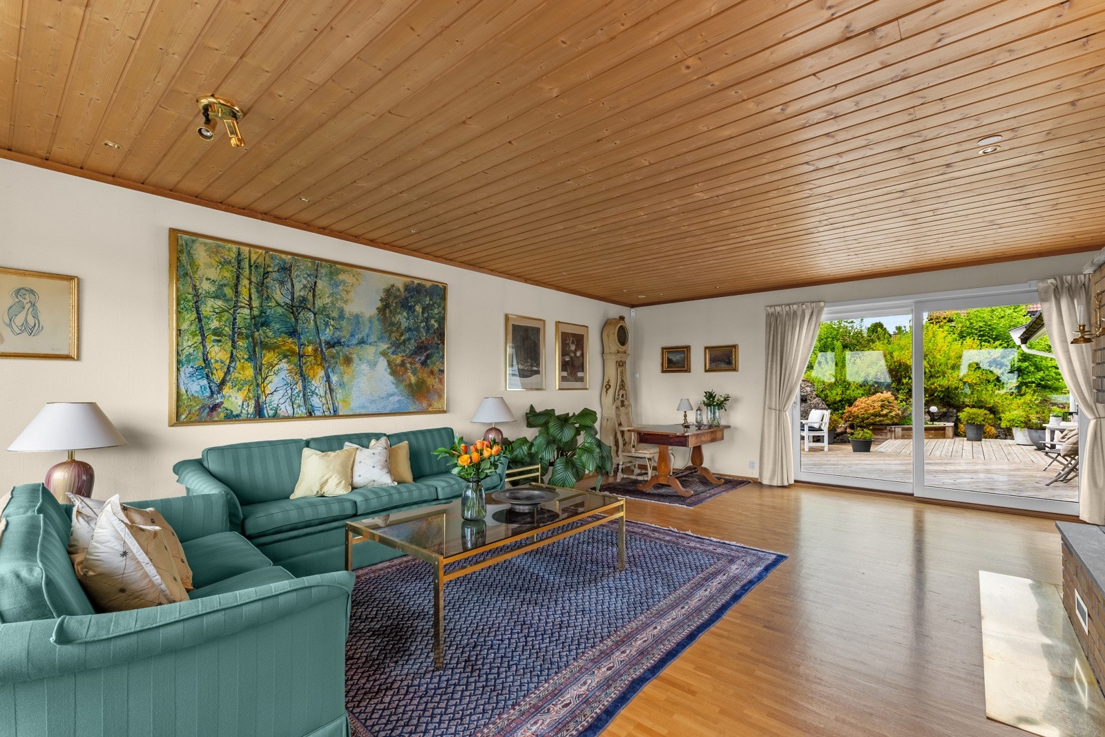 I første etasje finner du stue, terrasse, kjøkken, 3 soverom og baderom Galleribilde