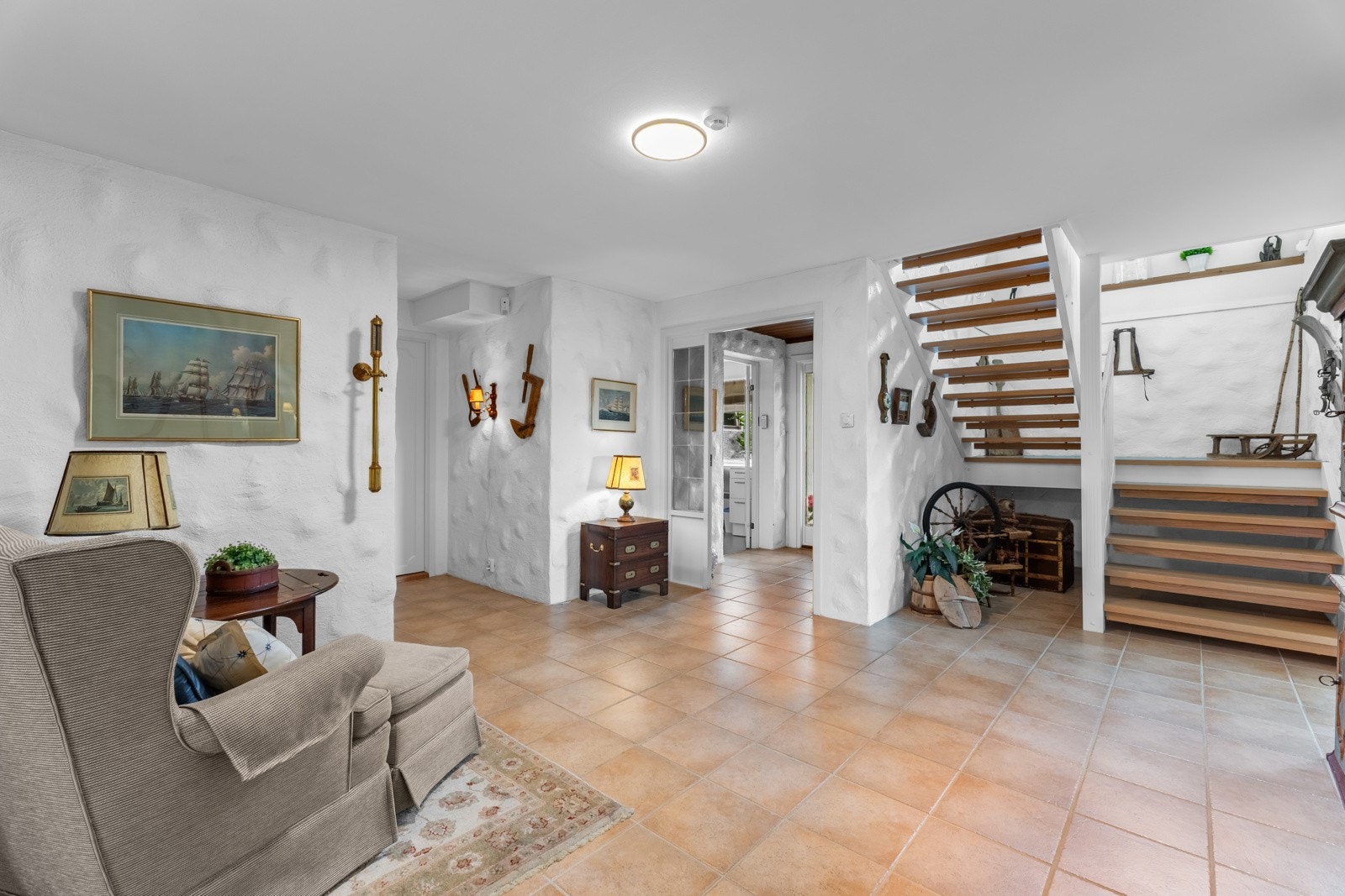 Stor, romslig hall med flislagt gulv og god planløsning Galleribilde